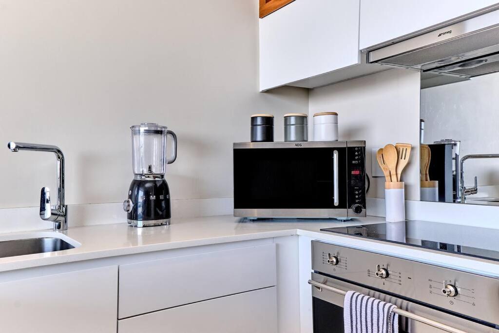 Stylish 2bed/2.5 bath in the heart of Sandton with Inverter