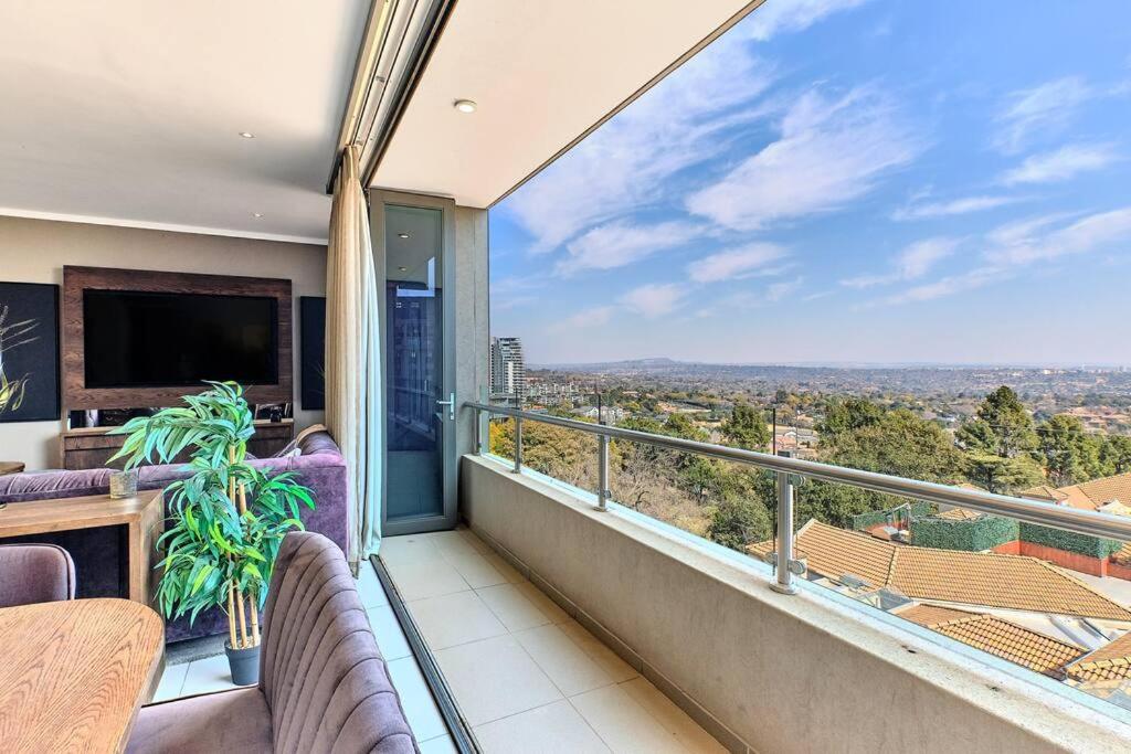 Stylish 2bed/2.5 bath in the heart of Sandton with Inverter