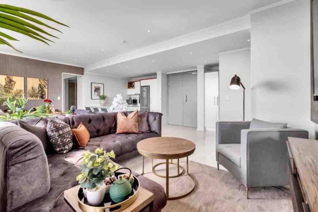 Stylish 2bed/2.5 bath in the heart of Sandton with Inverter