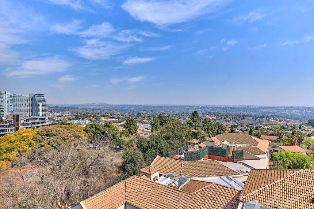Stylish 2bed/2.5 bath in the heart of Sandton with Inverter