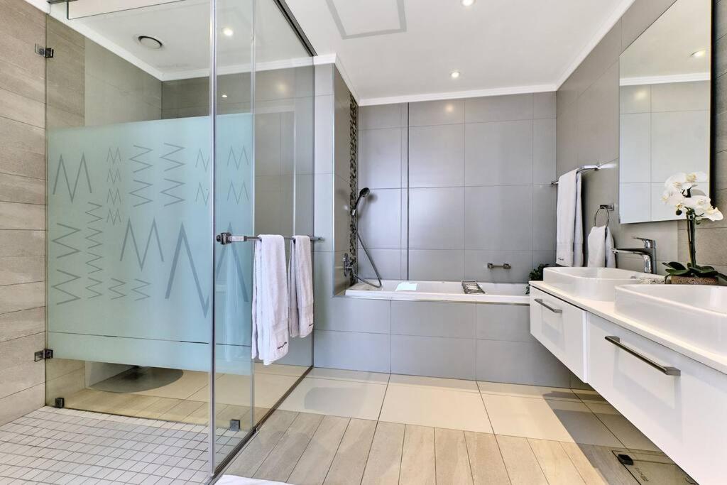 Stylish 2bed/2.5 bath in the heart of Sandton with Inverter