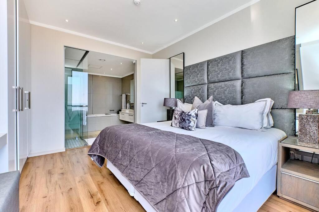 Stylish 2bed/2.5 bath in the heart of Sandton with Inverter