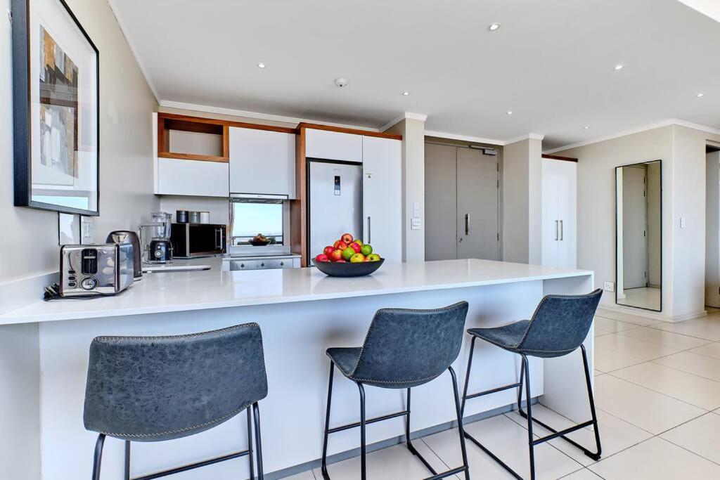Stylish 2bed/2.5 bath in the heart of Sandton with Inverter