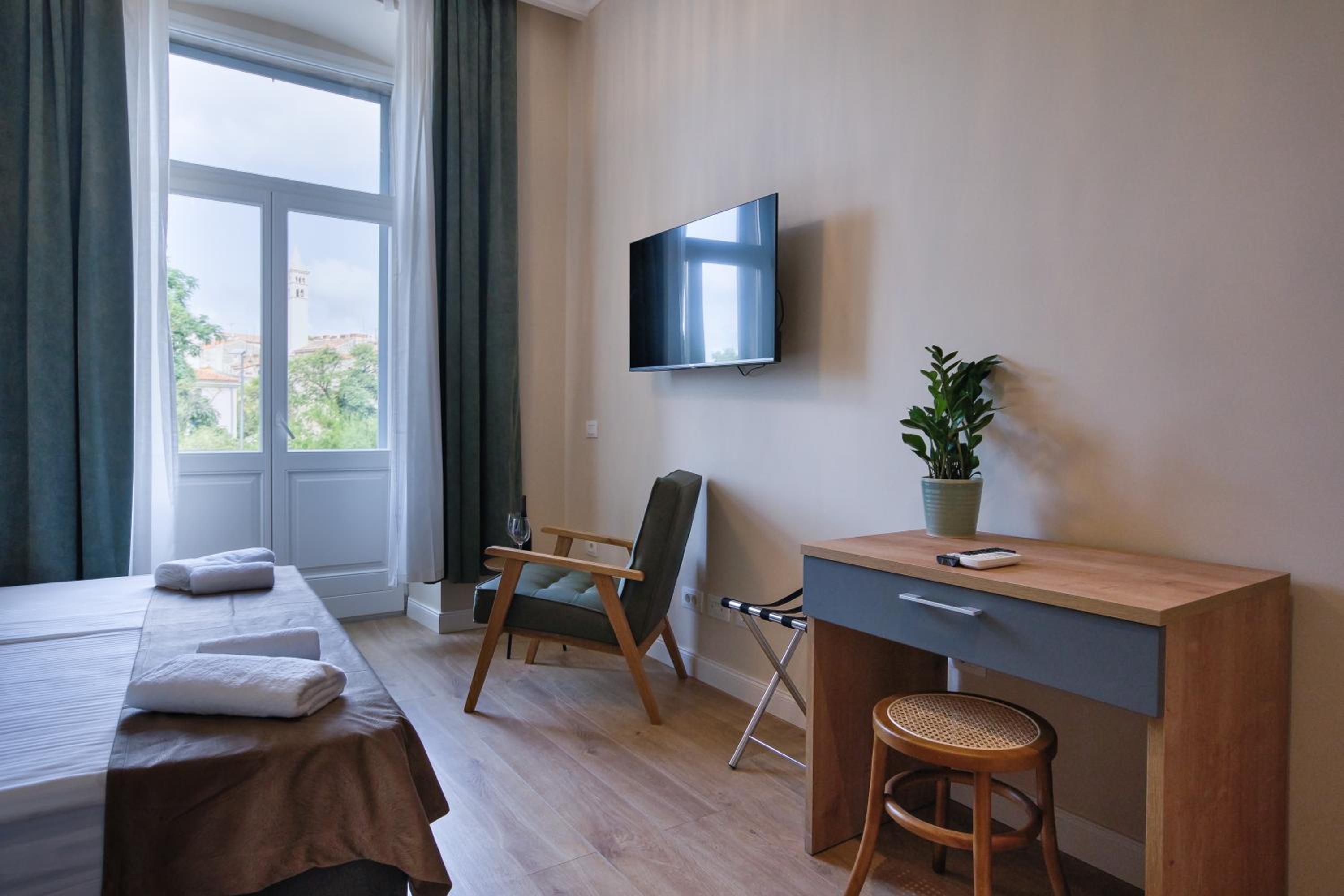 AAA Apartments & Rooms with free parking view 4