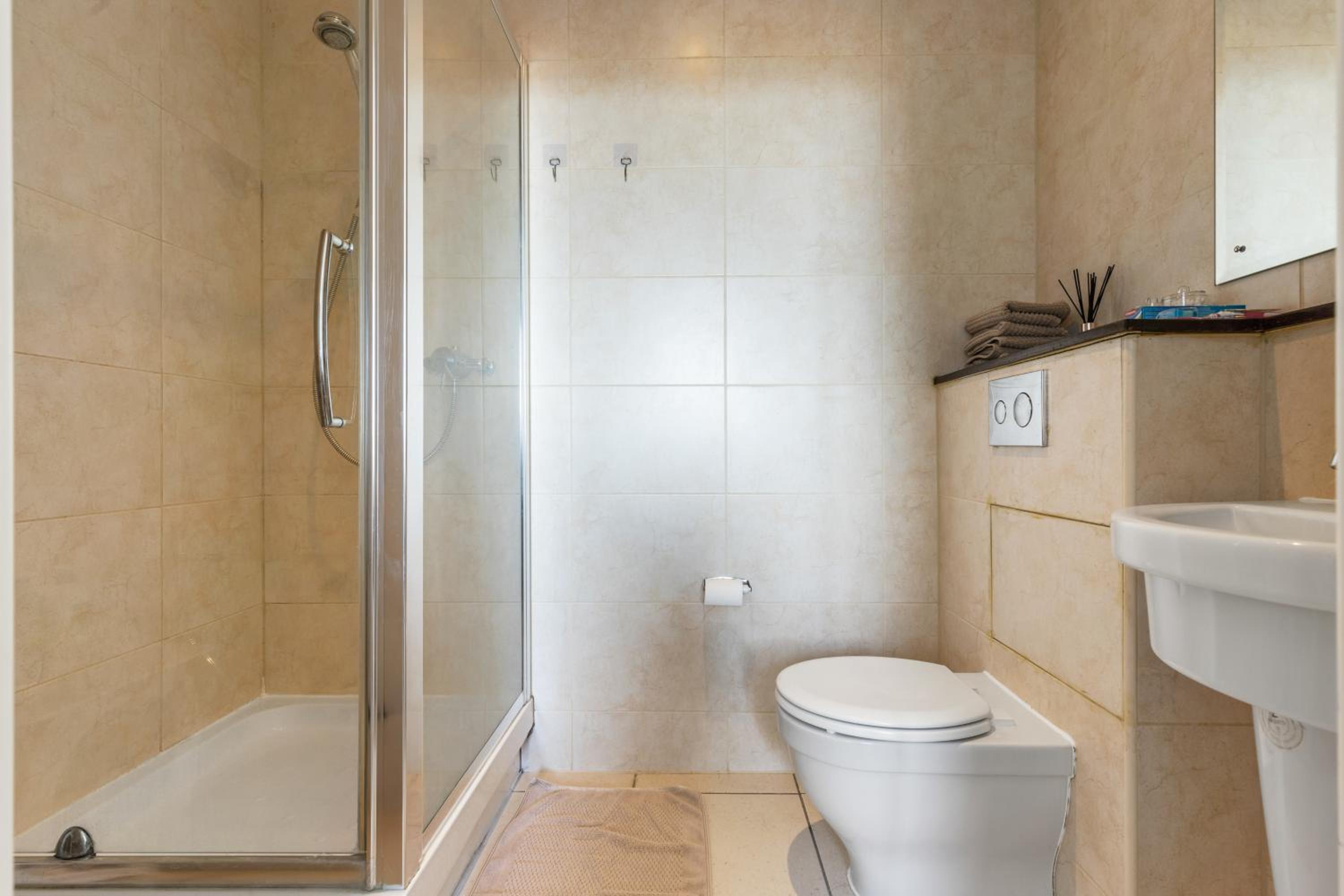 London City View Apartment, short walk to Tower Bridge, Free Parking