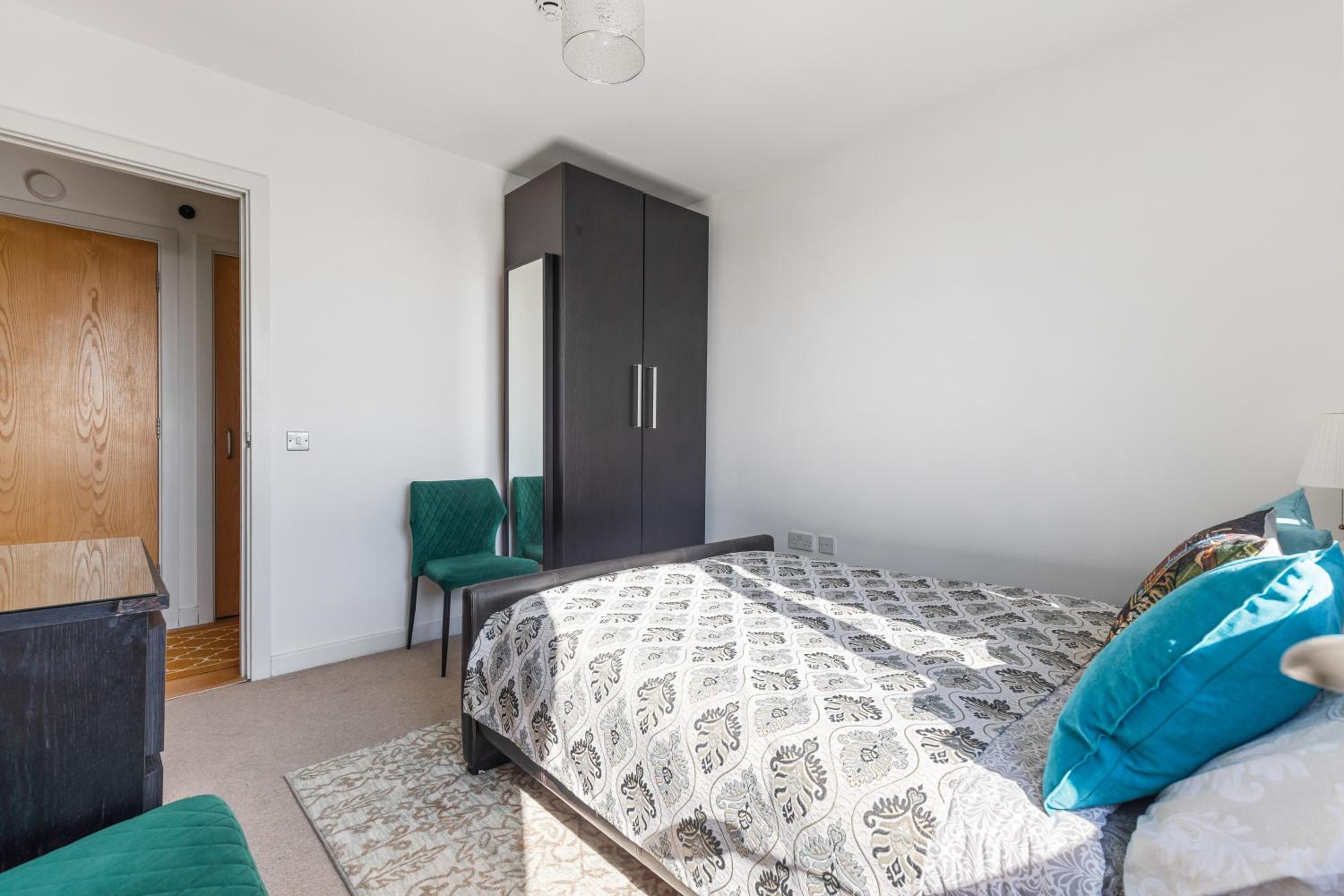 London City View Apartment, short walk to Tower Bridge, Free Parking