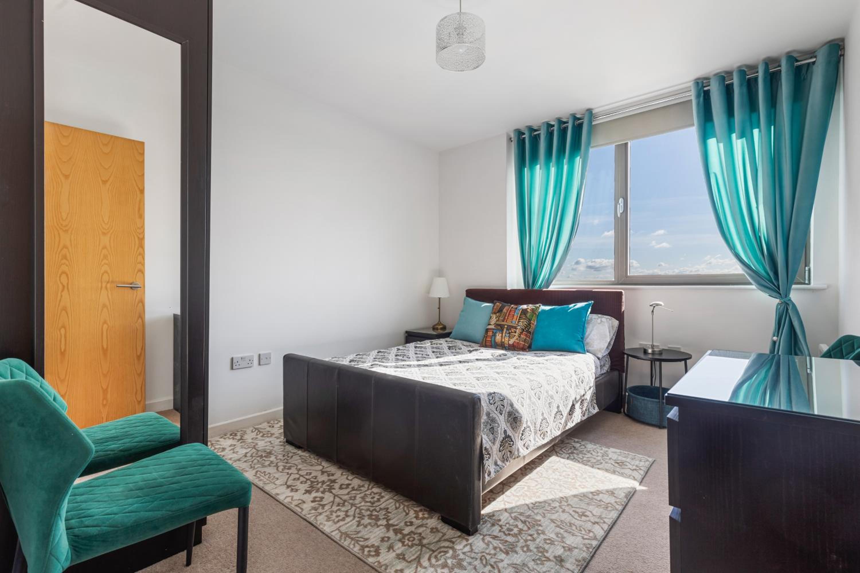 London City View Apartment, short walk to Tower Bridge, Free Parking