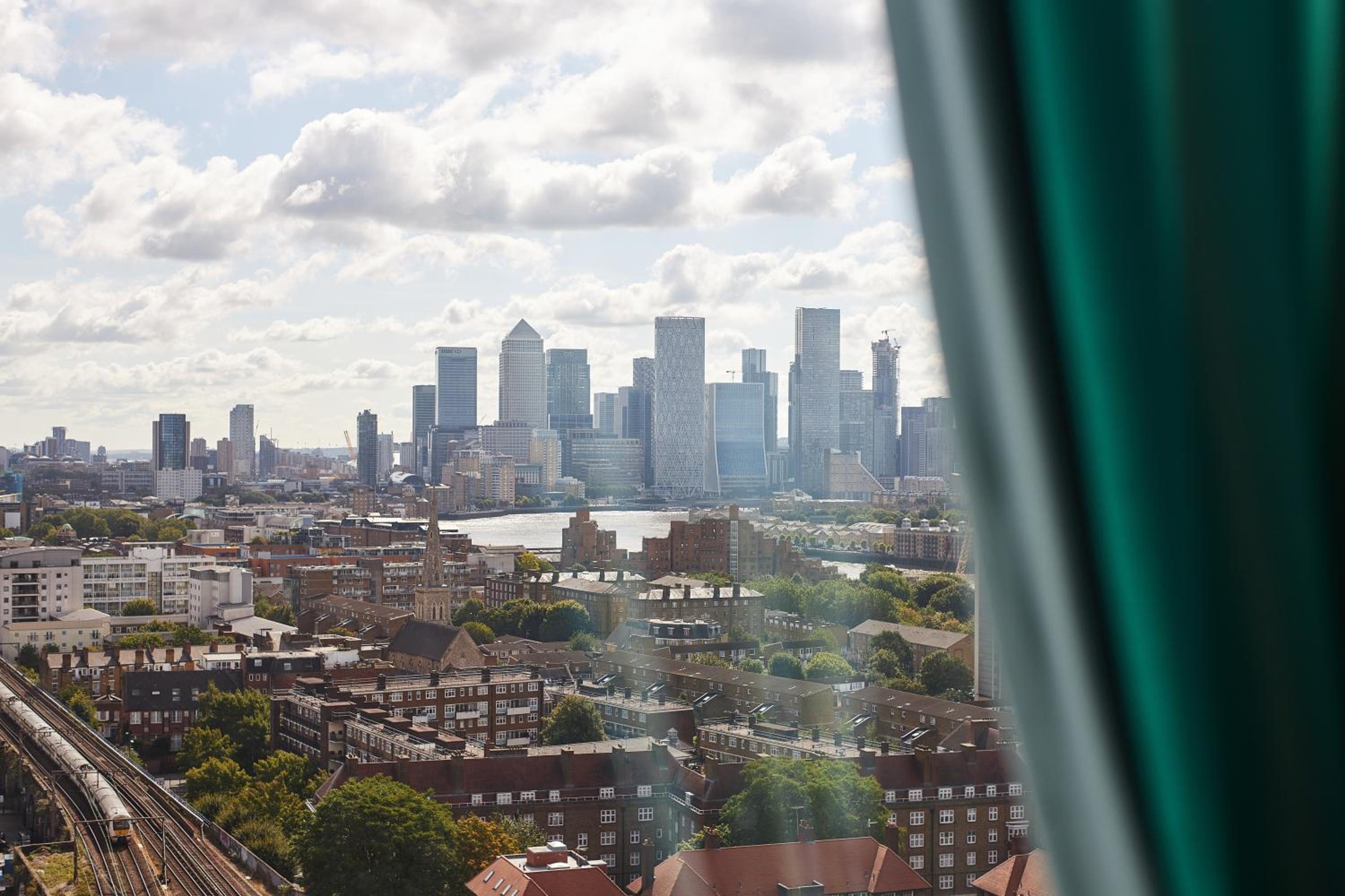 London City View Apartment, short walk to Tower Bridge, Free Parking