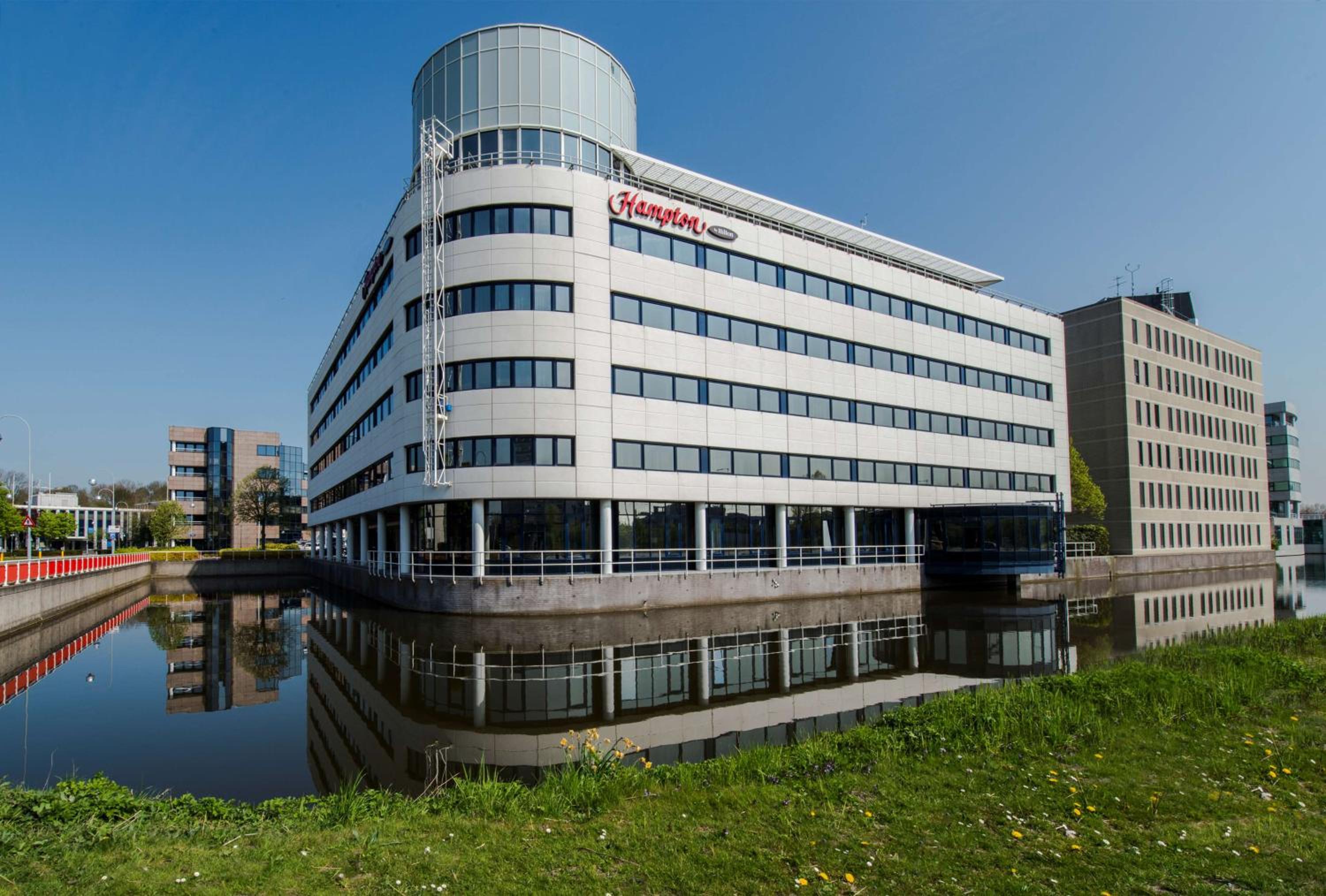 Hotel Hampton by Hilton Amsterdam Airport Schiphol - Image 1