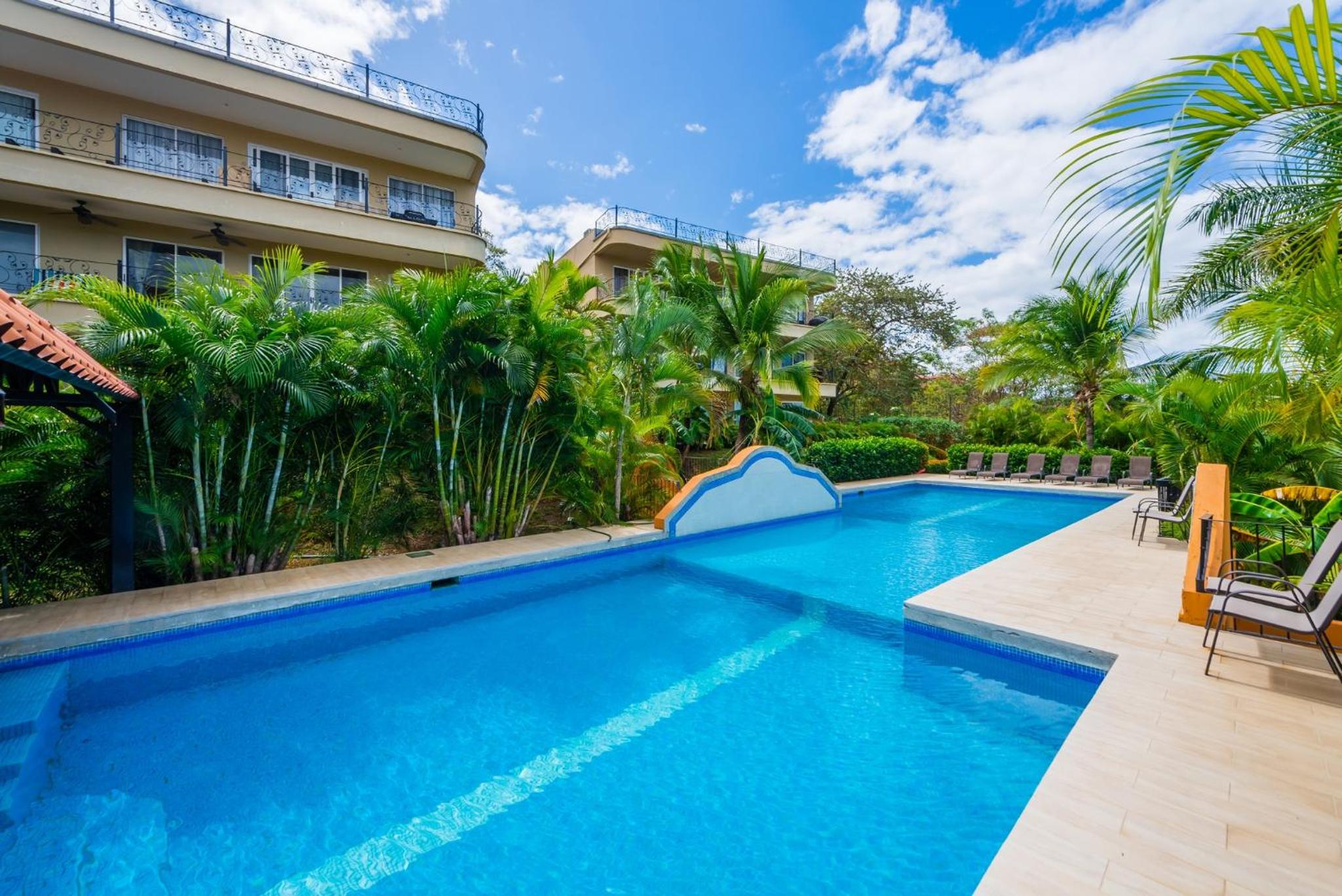 Maison Blanche - Elegant 3BR Oasis, Pool, Balcony & BBQ in Flamingo