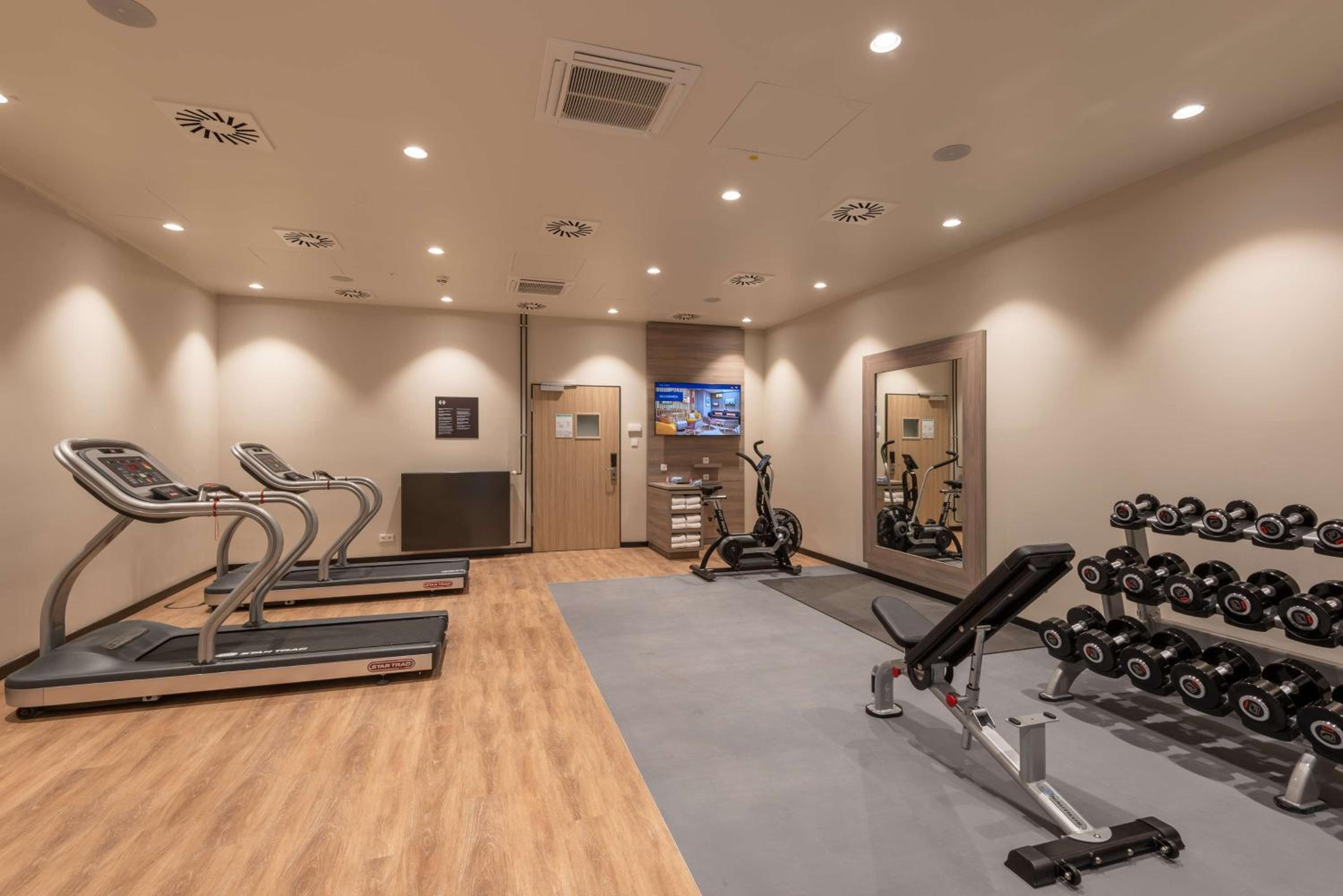 Munich Vacations - Hampton By Hilton Munich City North - Property Image 21