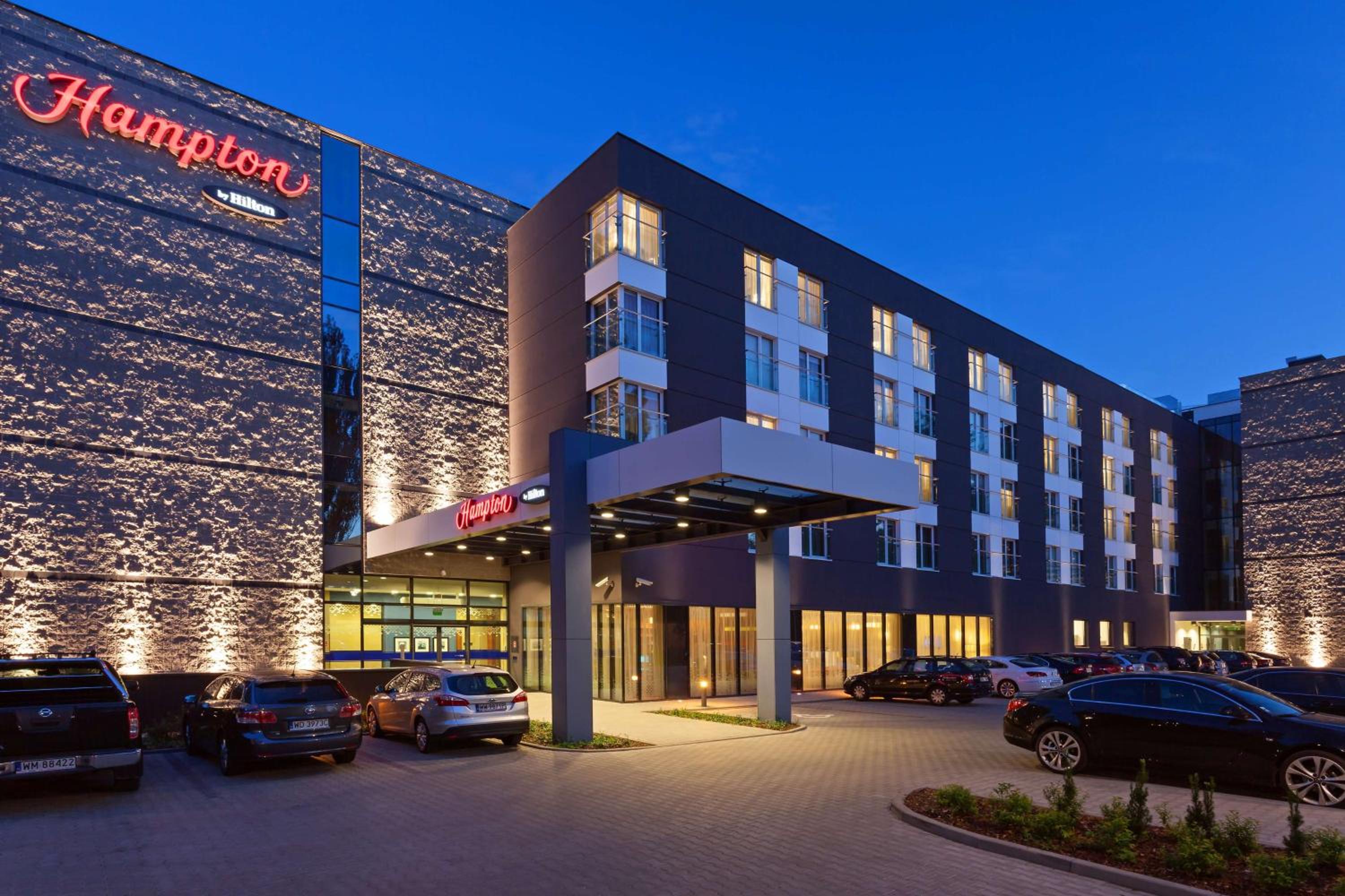 Hotel Hampton by Hilton Warsaw Airport - Image 1