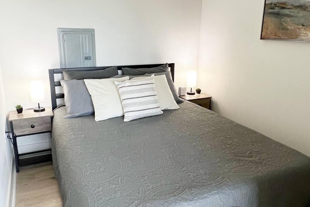 Studio Apartment, Queen Bed, WiFi, Kitchen, Washer & Dryer in Charlotte view 5
