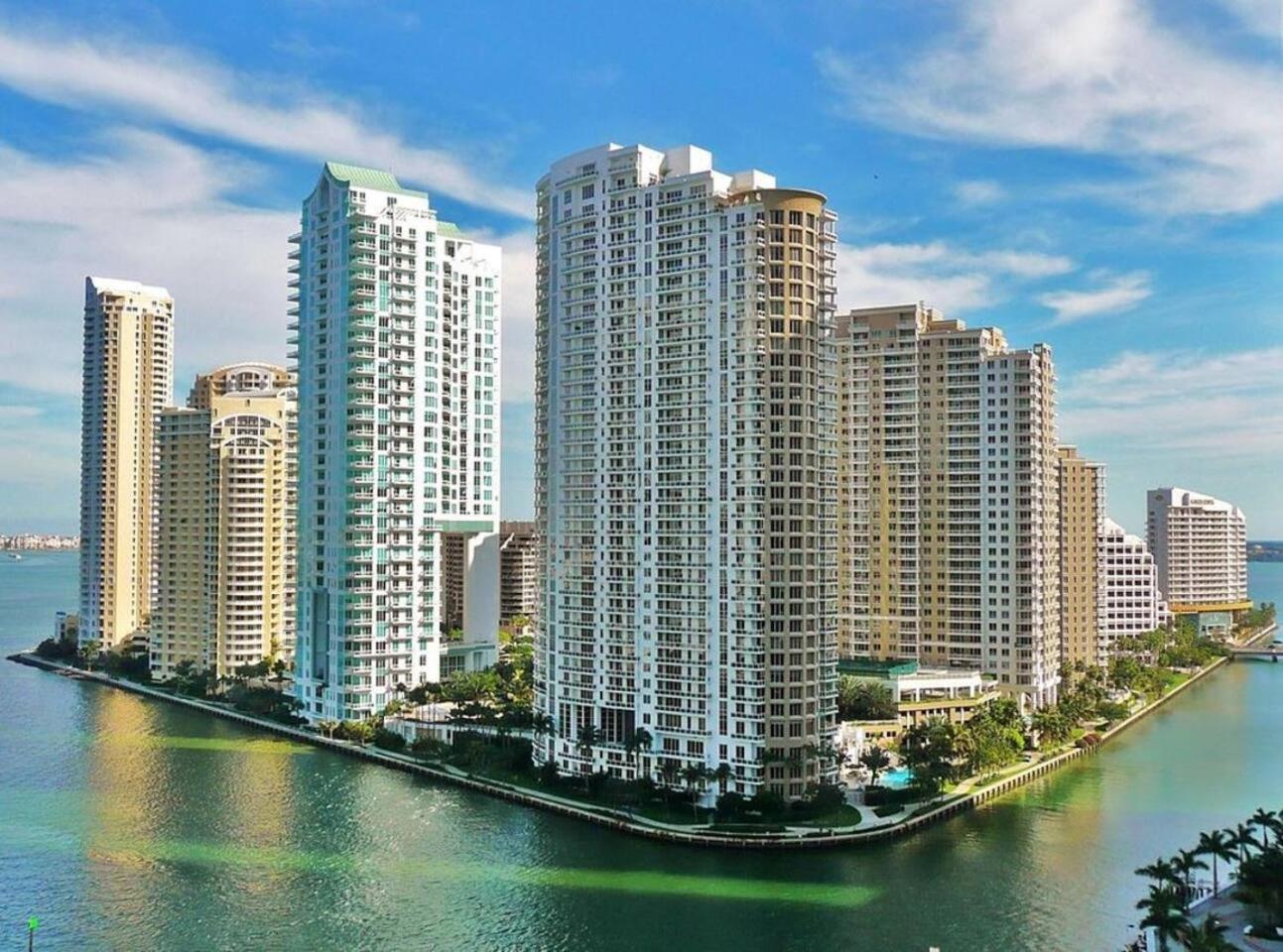 Amazing Studio Located in Upscale-Prime Location. Walking Distance to Restaurant