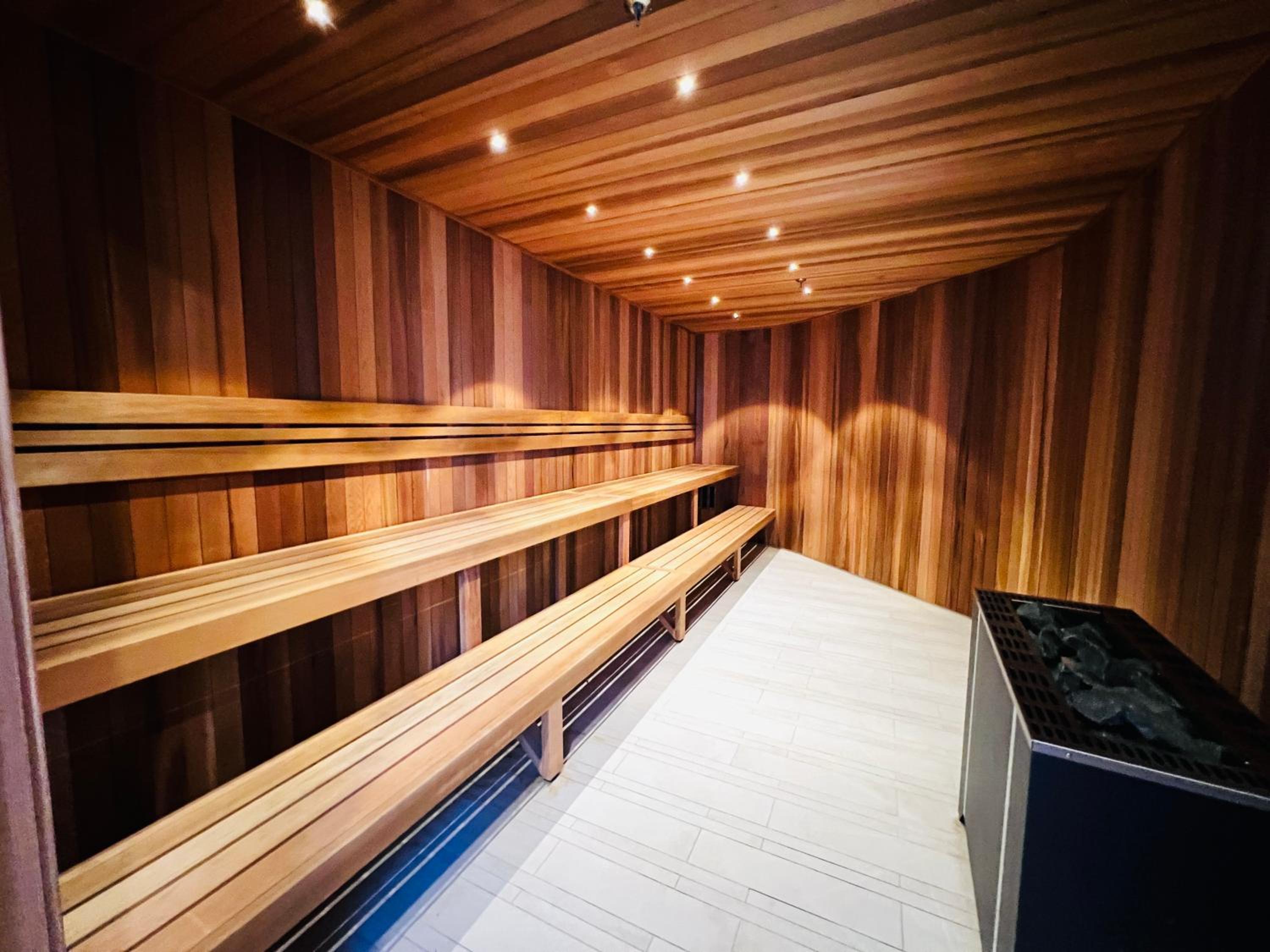 Luxury Indoor Pool, Jacuzzi, Sauna and Steam