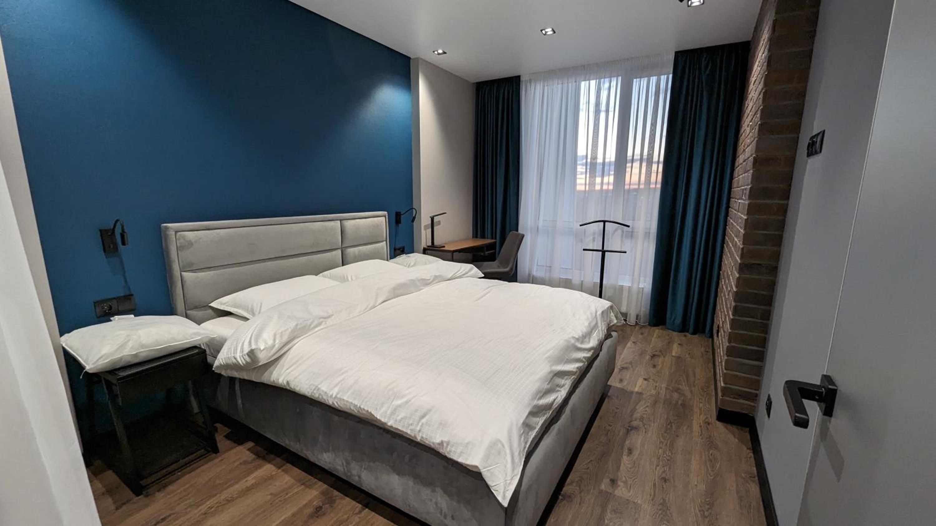 AVENUE APARTMENTS