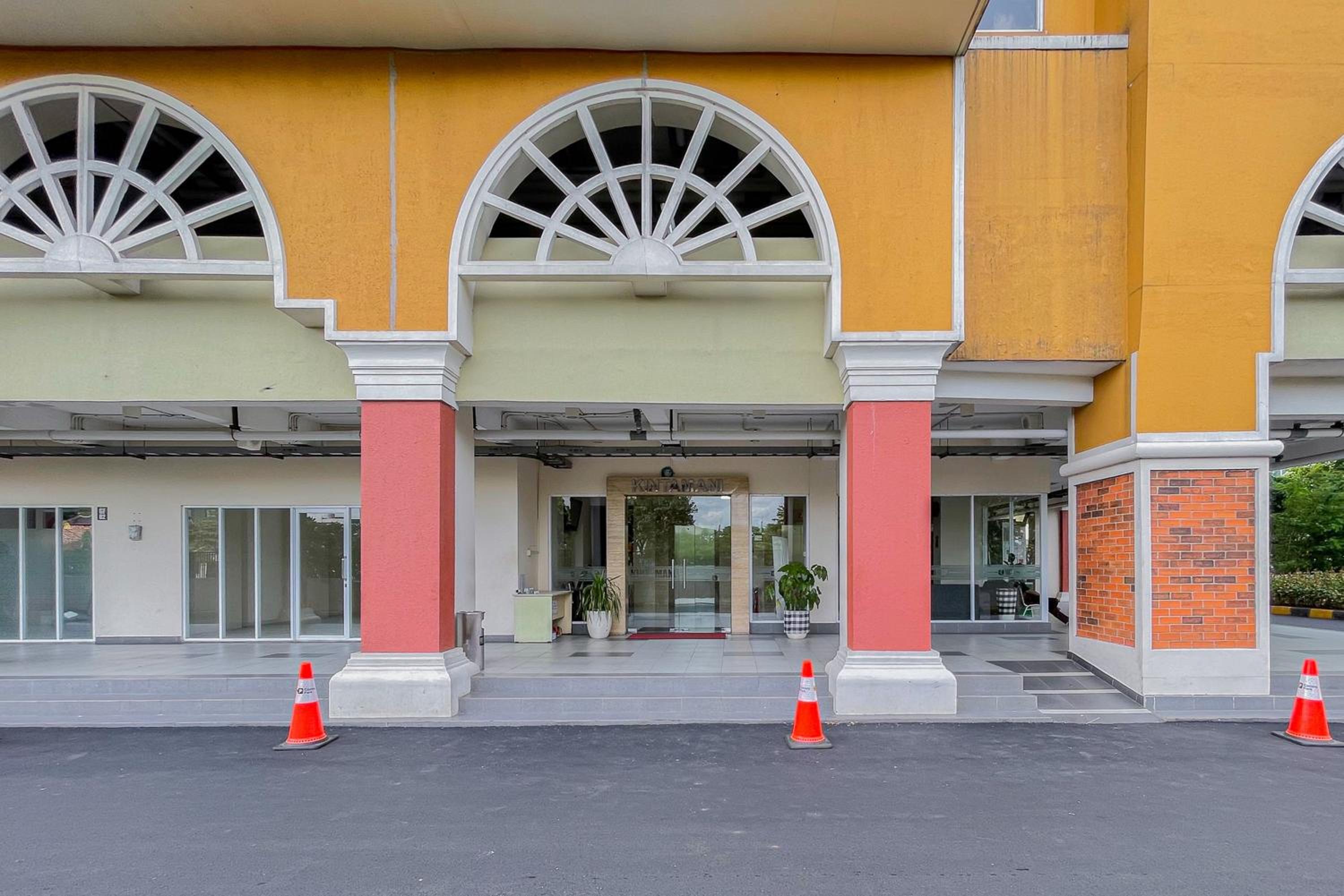 RedLiving Apartemen Cinere Resort - Gold Room
