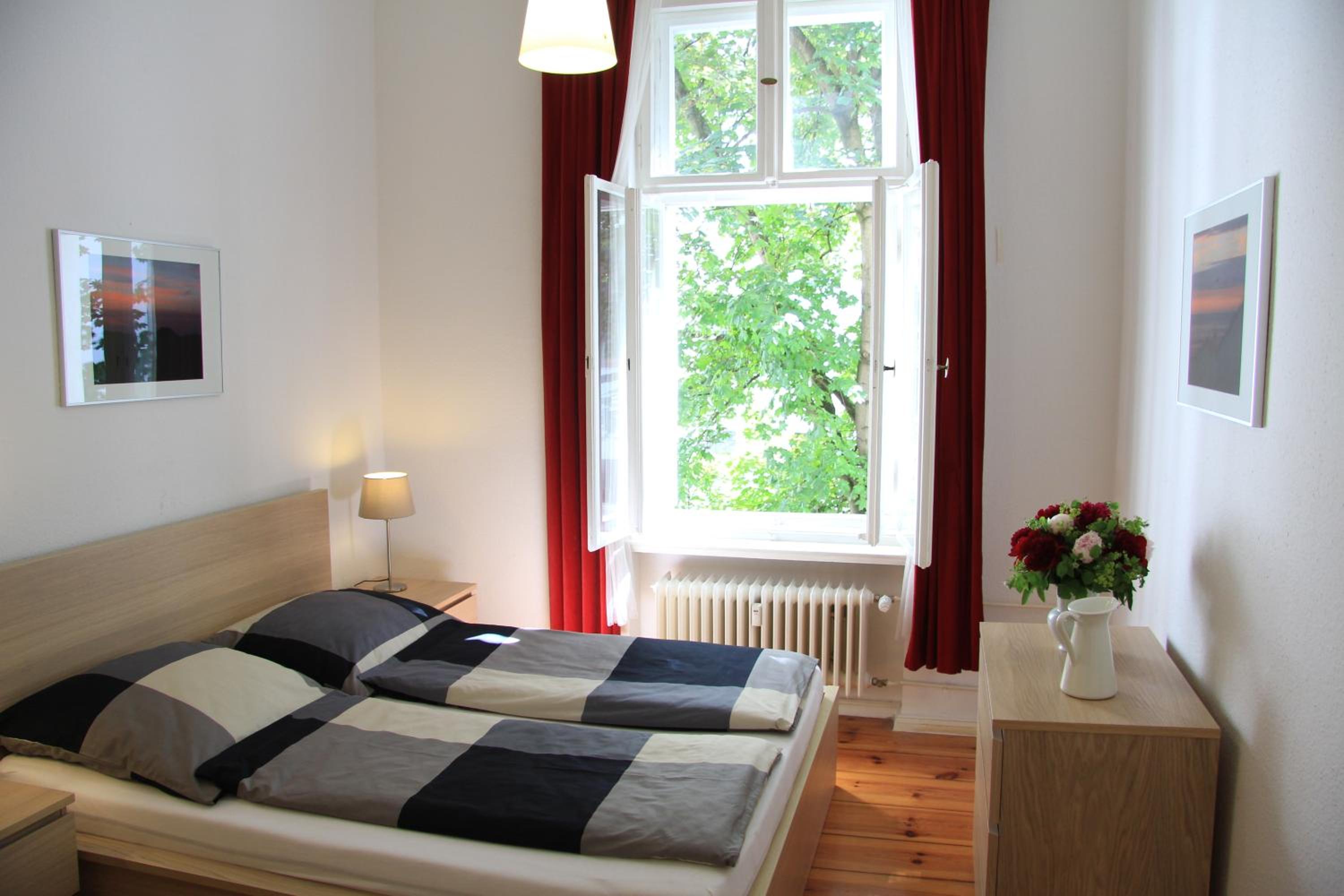 Nollendorf Apartments - 1 separate bedroom and 1 living room with sofa bed in Motzstraße