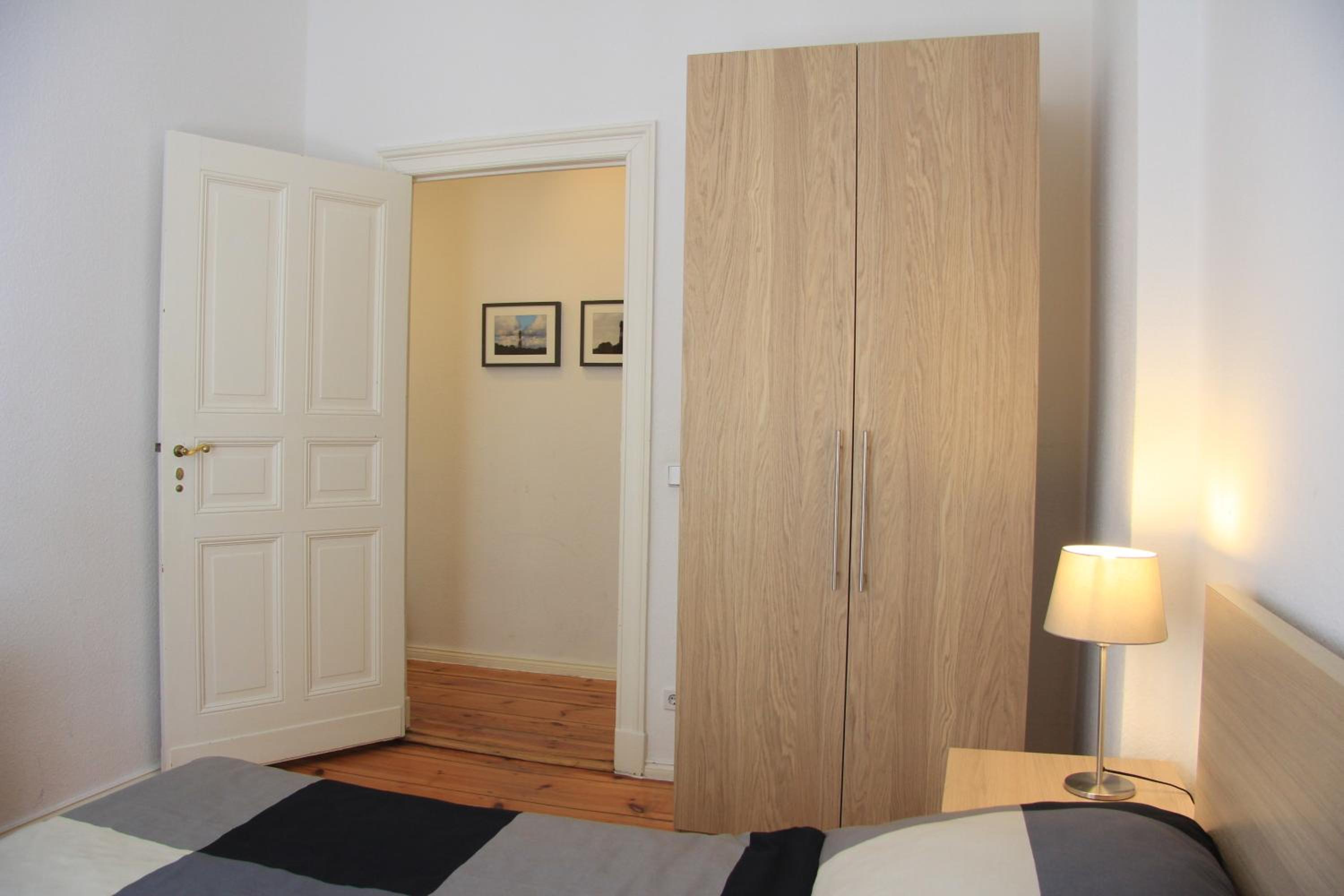 Nollendorf Apartments - 1 separate bedroom and 1 living room with sofa bed in Motzstraße