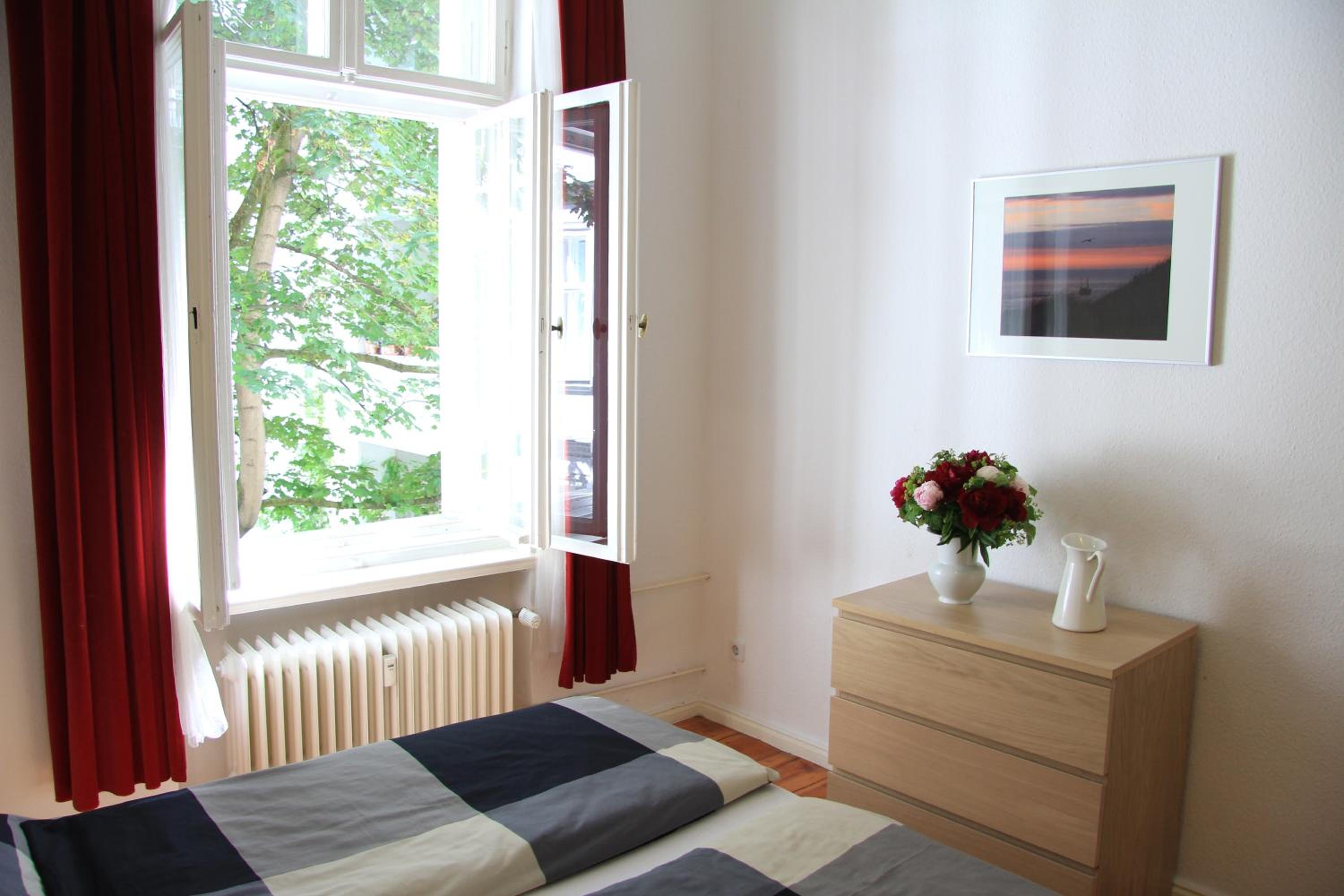 Nollendorf Apartments - 1 separate bedroom and 1 living room with sofa bed in Motzstraße
