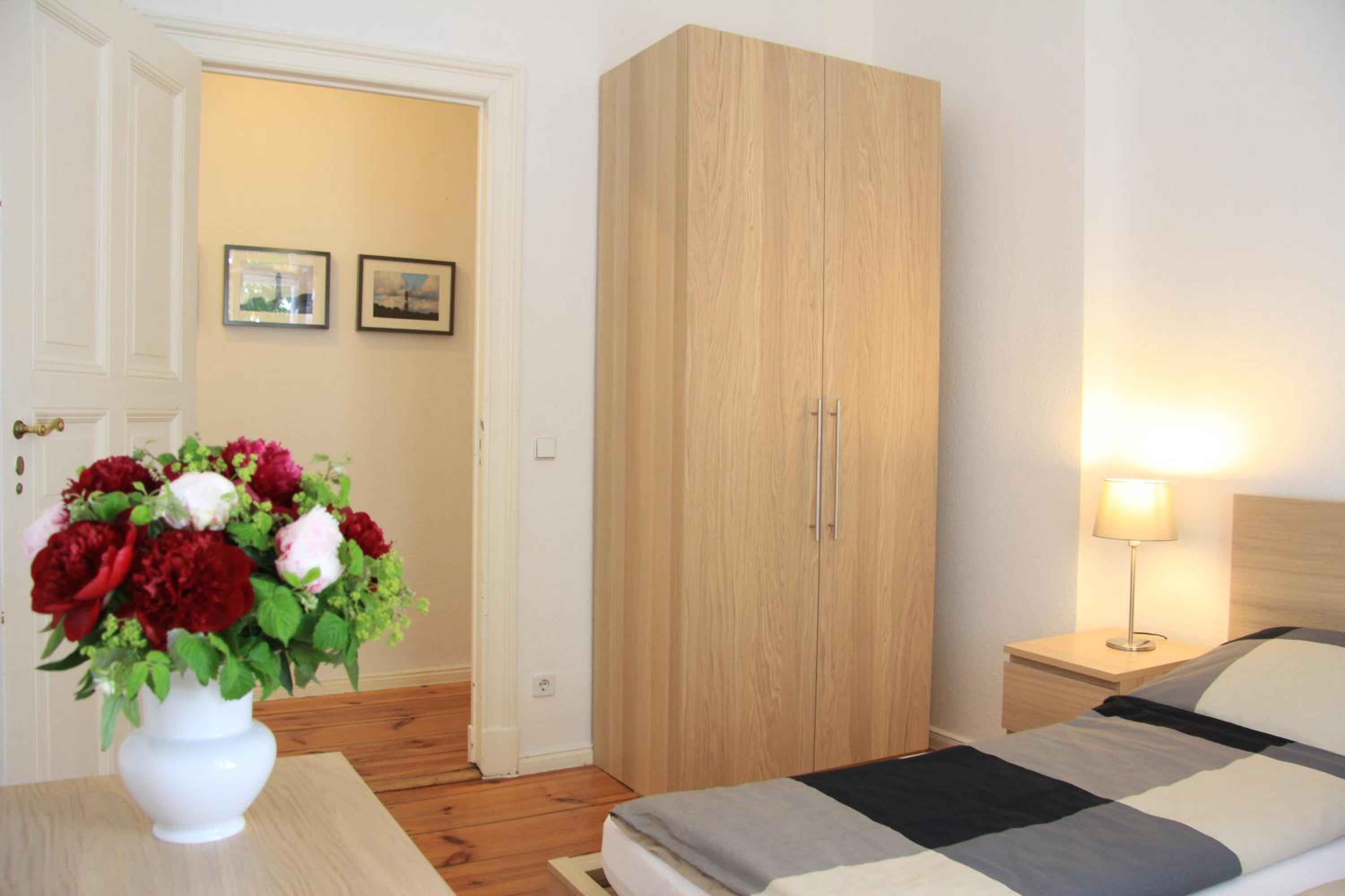 Nollendorf Apartments - 1 separate bedroom and 1 living room with sofa bed in Motzstraße
