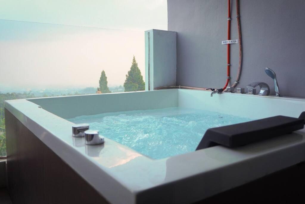 Cozy Haven with Jacuzzi, Rooftop