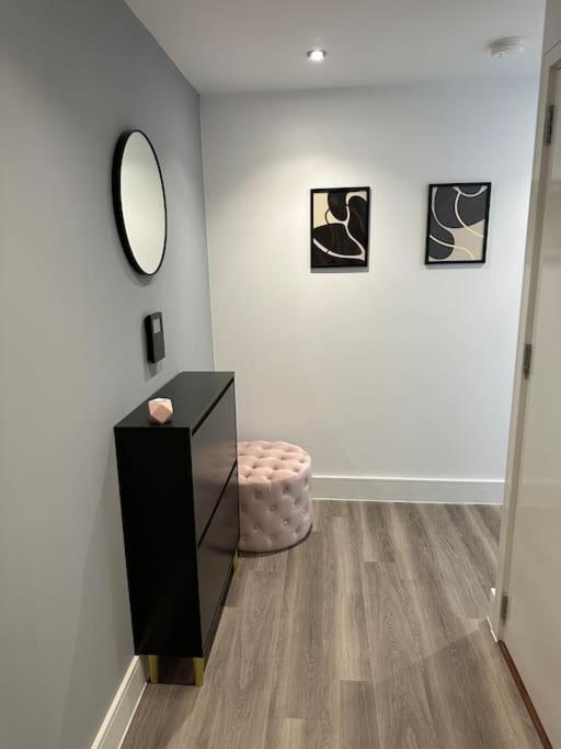 Stunning one-bedroom apartment- Next to tube station- Sleeps 3