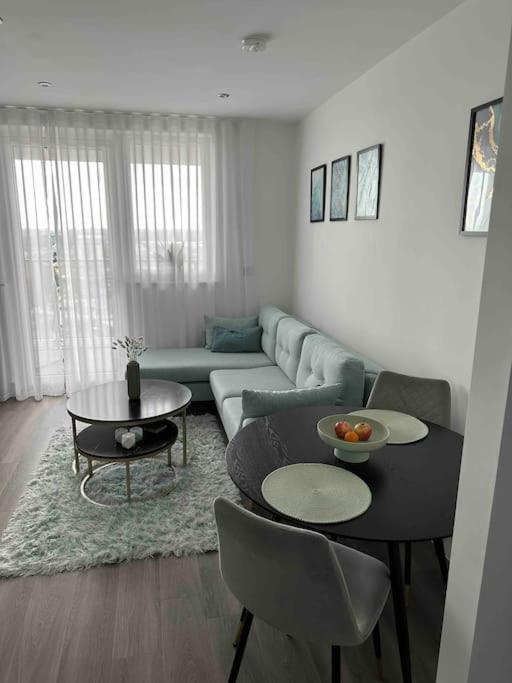 Stunning one-bedroom apartment- Next to tube station- Sleeps 3