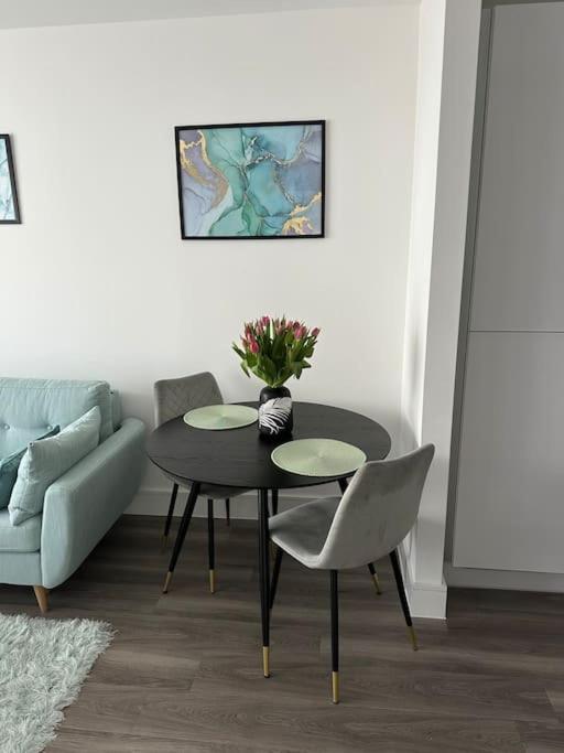 Stunning one-bedroom apartment- Next to tube station- Sleeps 3