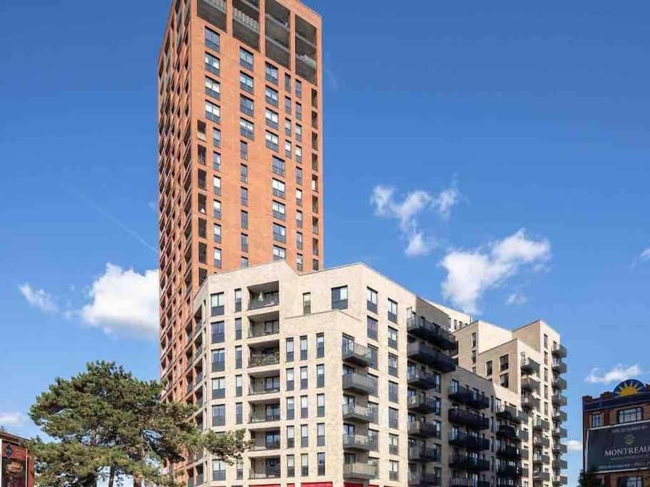 Stunning one-bedroom apartment- Next to tube station- Sleeps 3