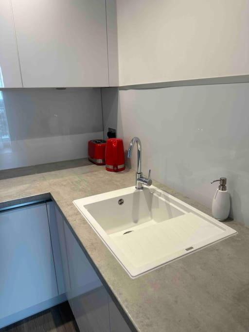 Stunning one-bedroom apartment- Next to tube station- Sleeps 3