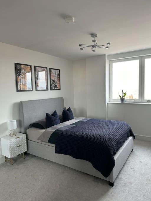 Stunning one-bedroom apartment- Next to tube station- Sleeps 3