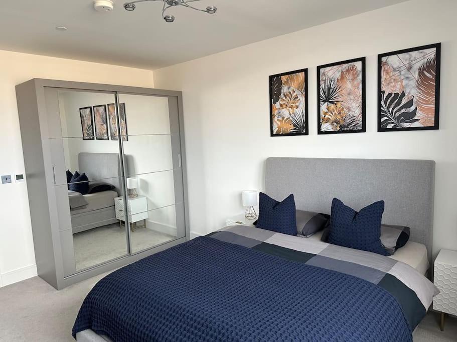 Stunning one-bedroom apartment- Next to tube station- Sleeps 3