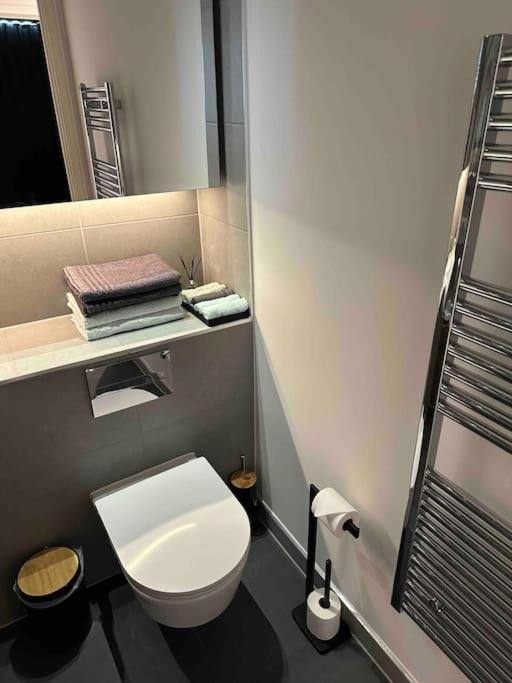 Stunning one-bedroom apartment- Next to tube station- Sleeps 3