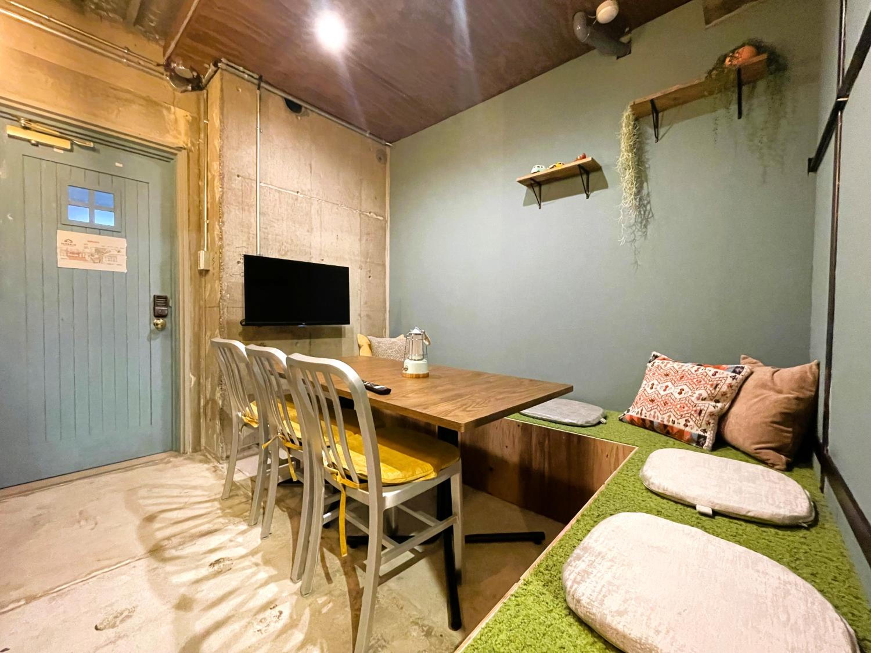 365BASE outdoor hostel