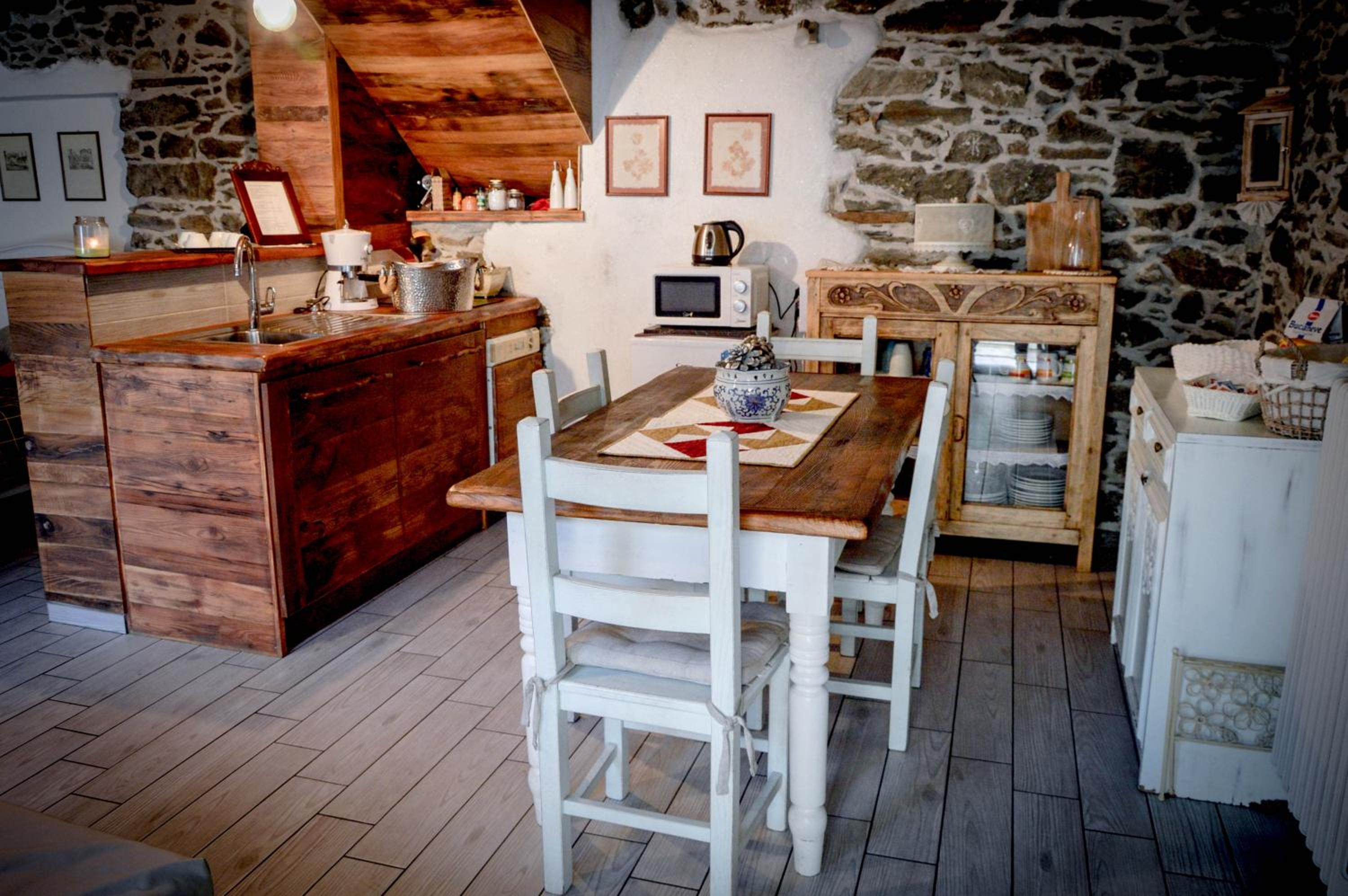 Chalet in pietra e legno con caminetto view 5