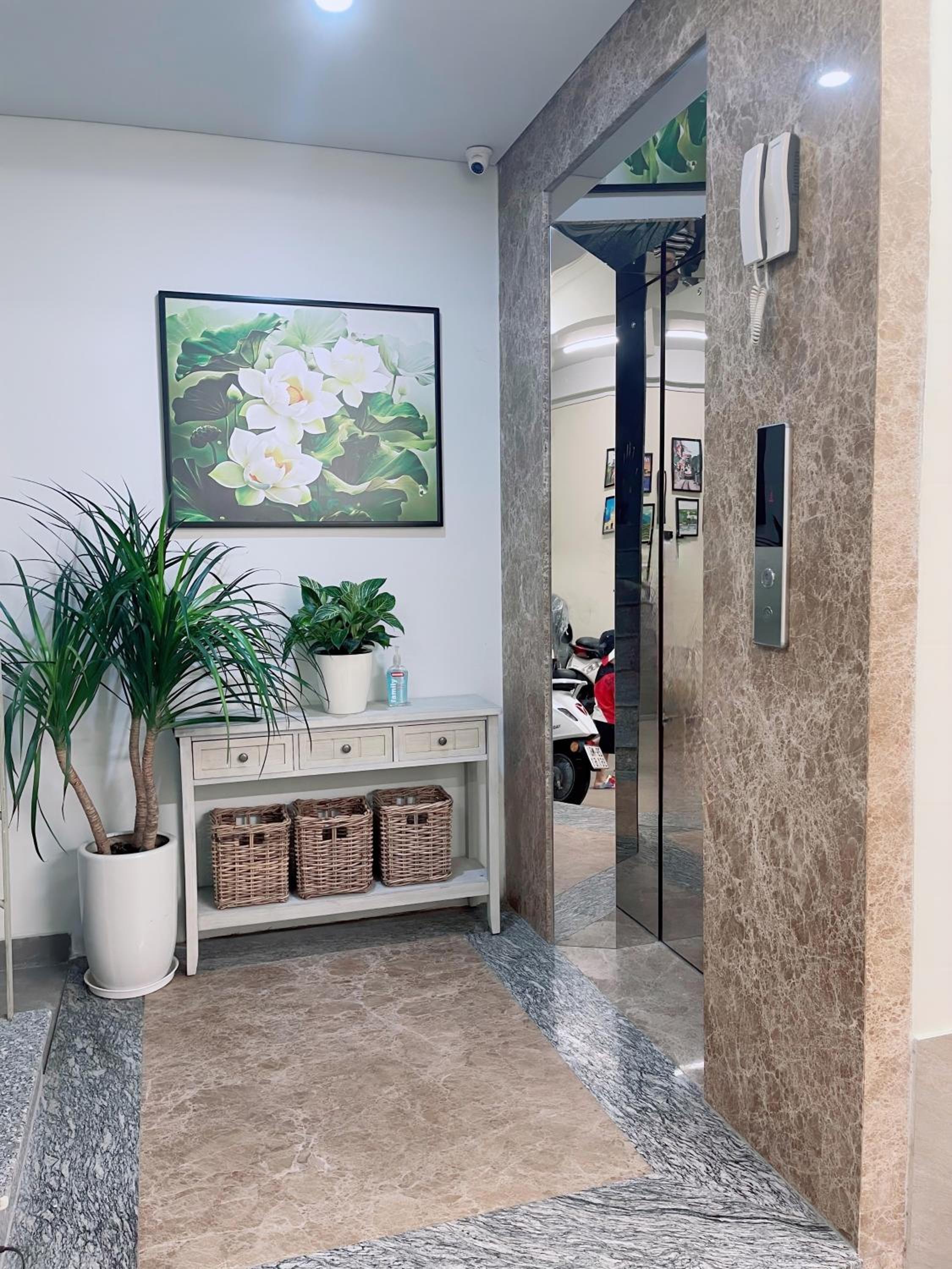 High-ser Apartment -2BR - NiceView - Parking - Spacious - In center