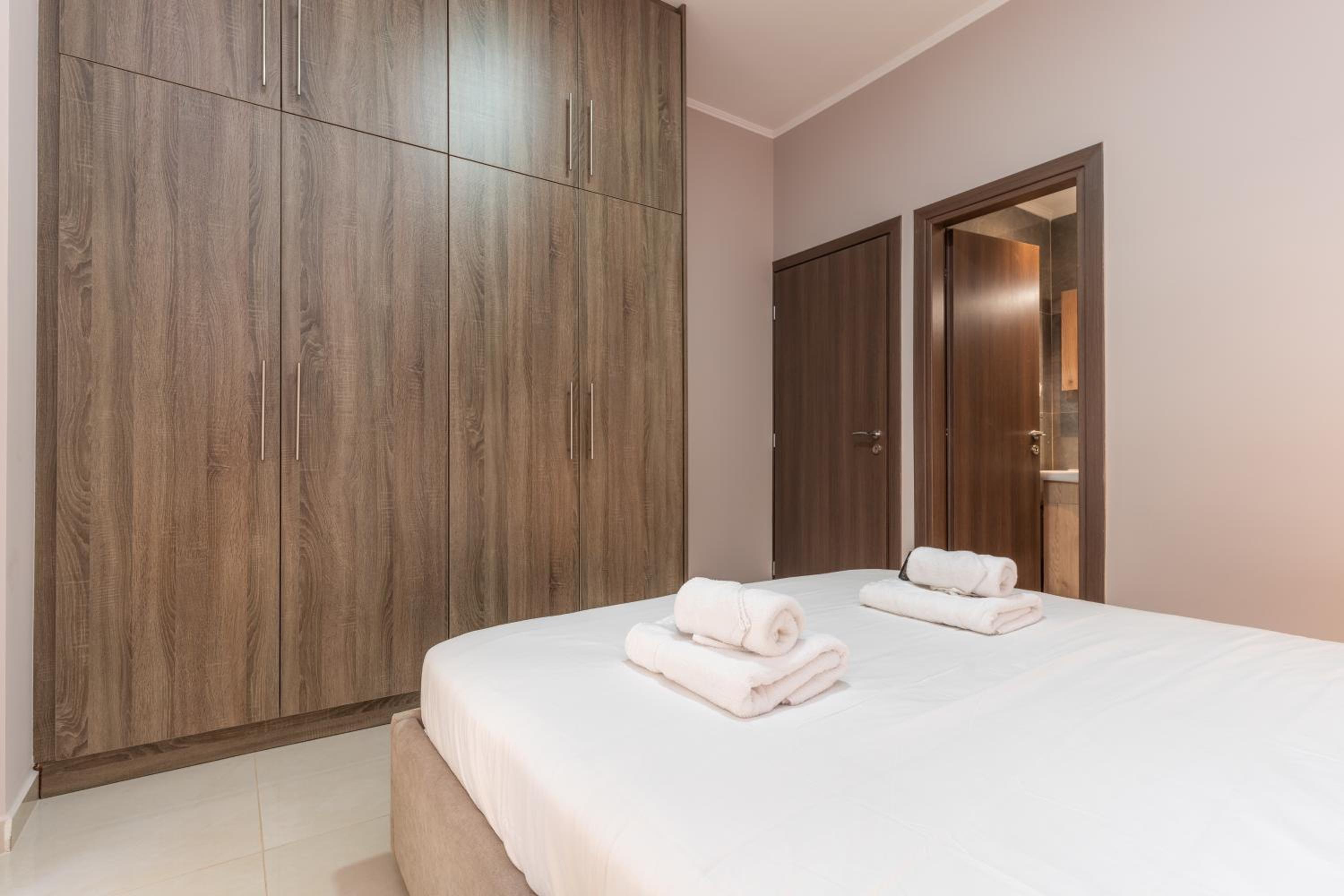 Cosy 2BR Apartment next to Bars & Restaurants