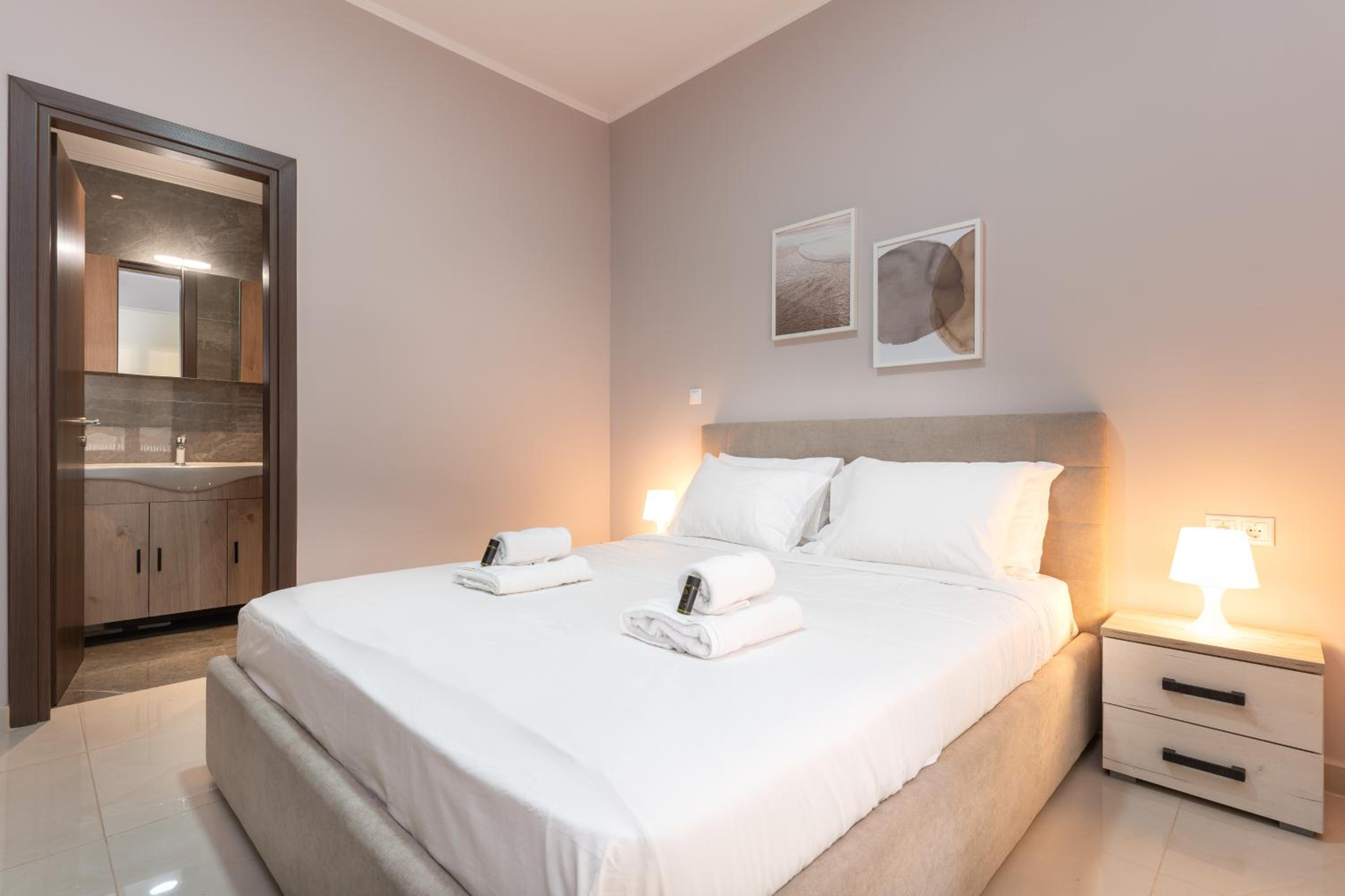 Cosy 2BR Apartment next to Bars & Restaurants