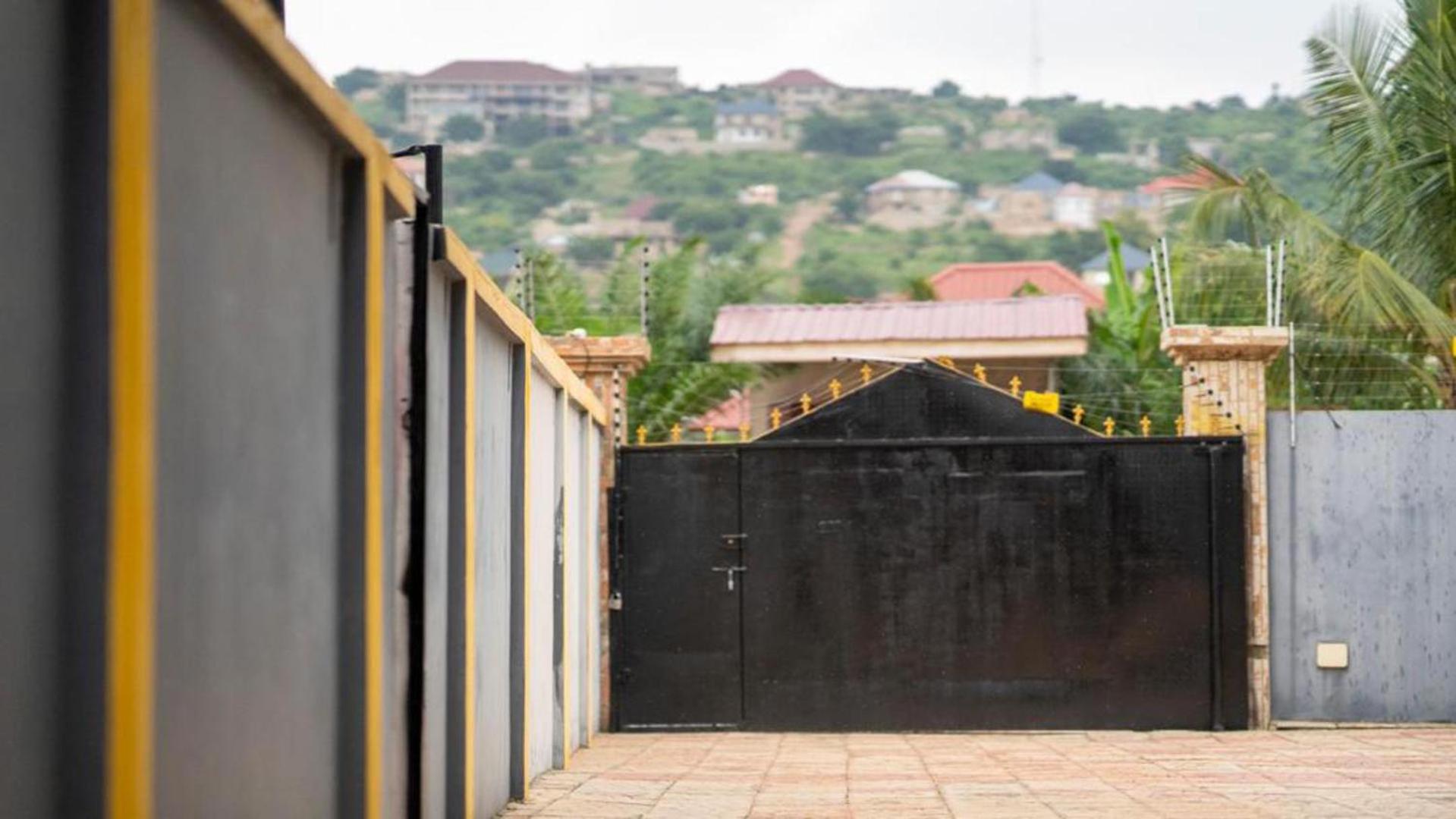 Impeccable 2-Bed Apartment in Accra view 5