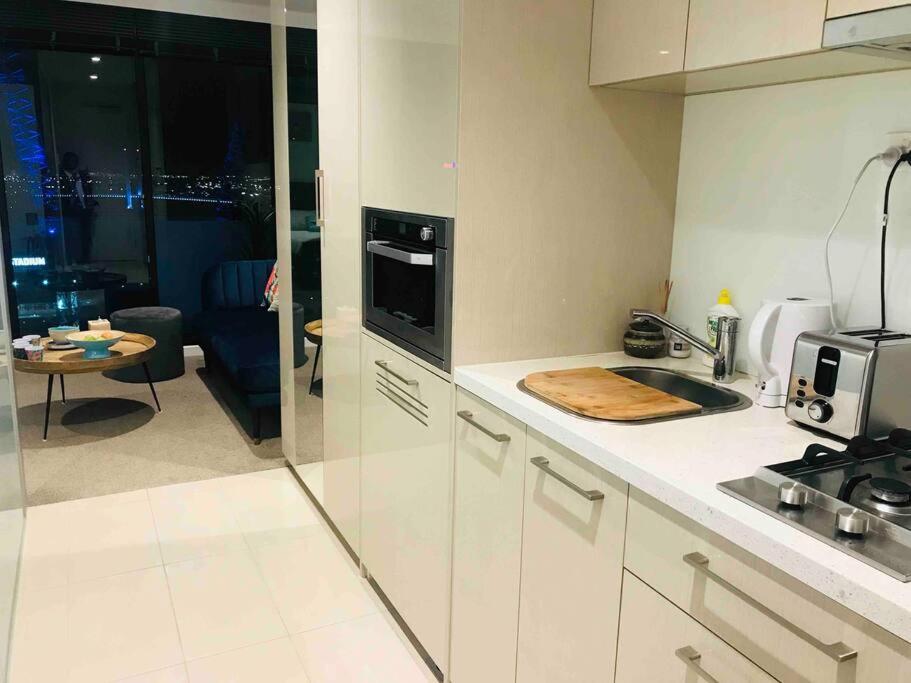 Stylish CBD Near Southern Cross with Balcony/POOL/GYM