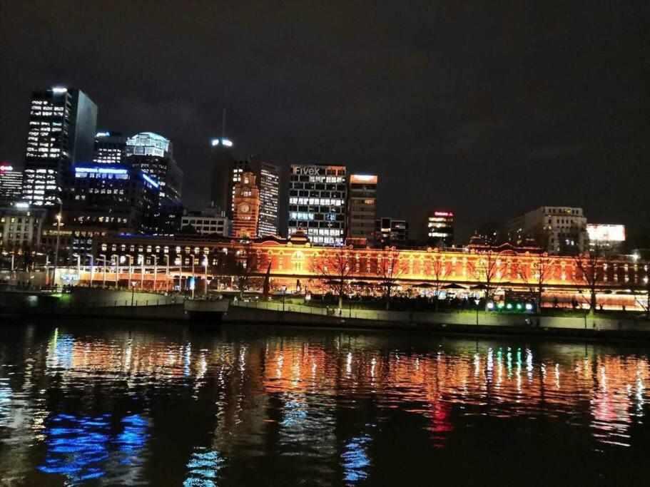Stylish CBD Near Southern Cross with Balcony/POOL/GYM