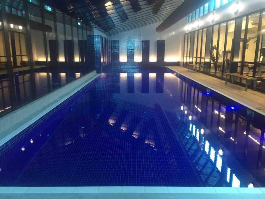 Stylish CBD Near Southern Cross with Balcony/POOL/GYM