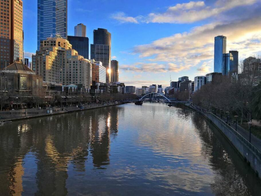 Stylish CBD Near Southern Cross with Balcony/POOL/GYM