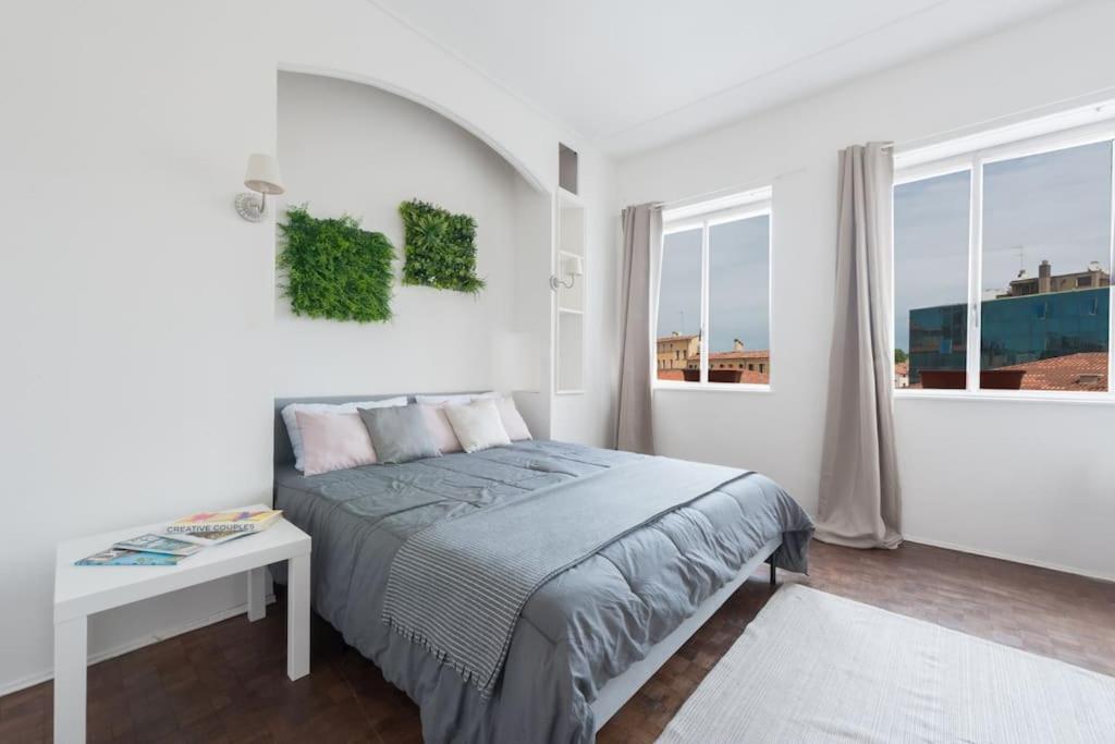 Modern, contemporary flat-15 minutes to Venice view 4