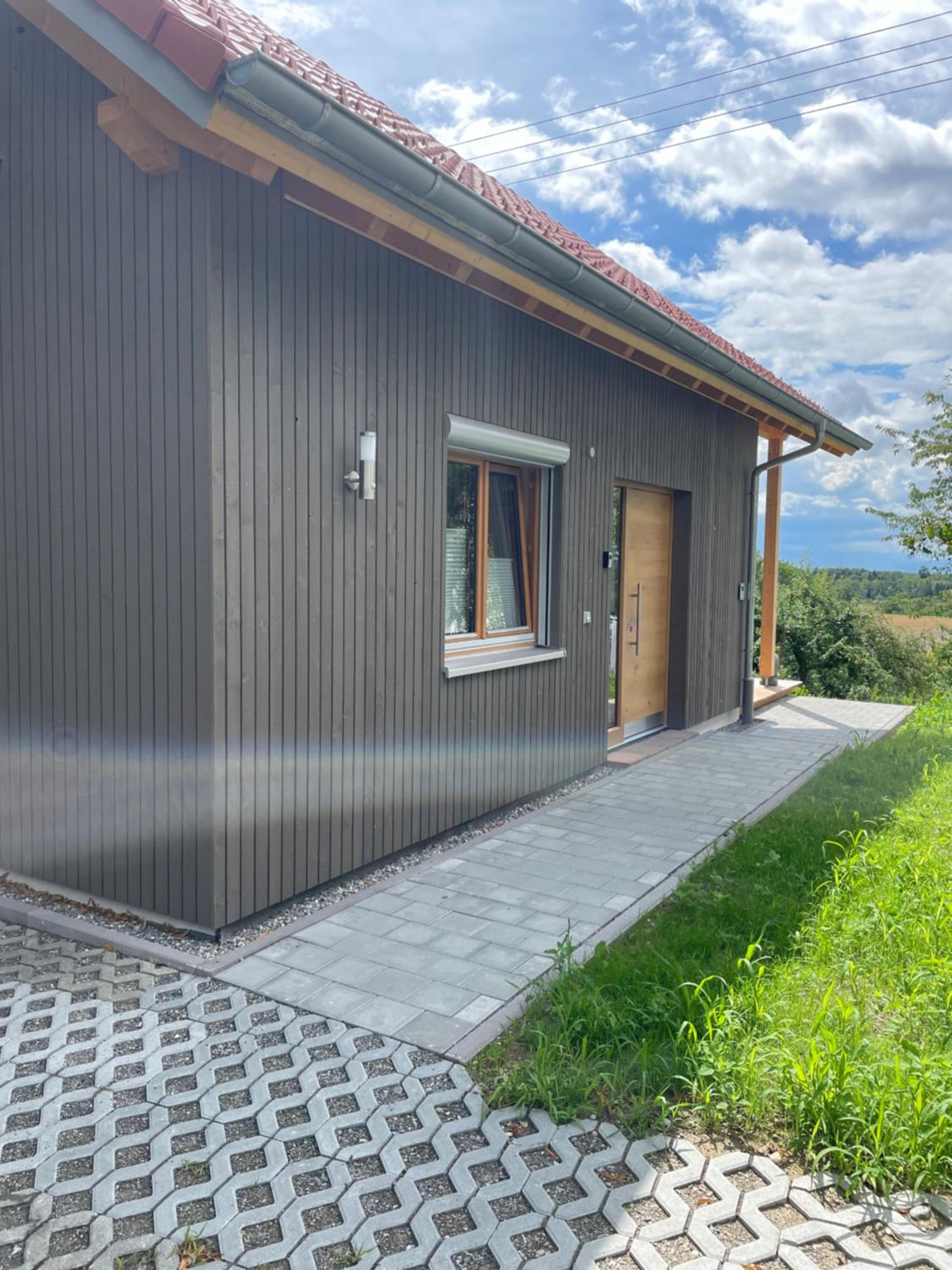 Zweistöckiges Natur-Holzhaus mit Berg- & Seesicht