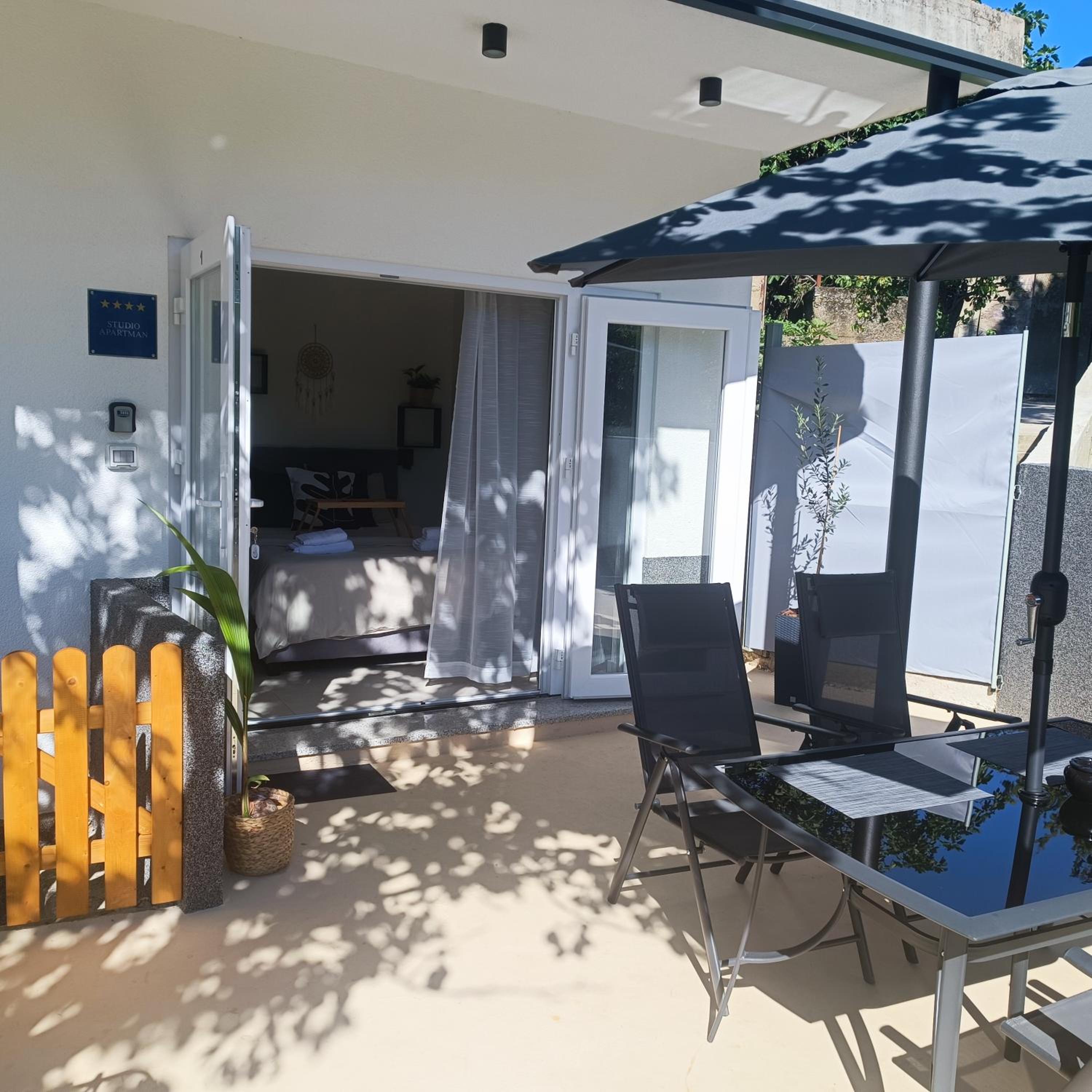 Cozy Studio Apartment with Terrace + Free Parking view 3