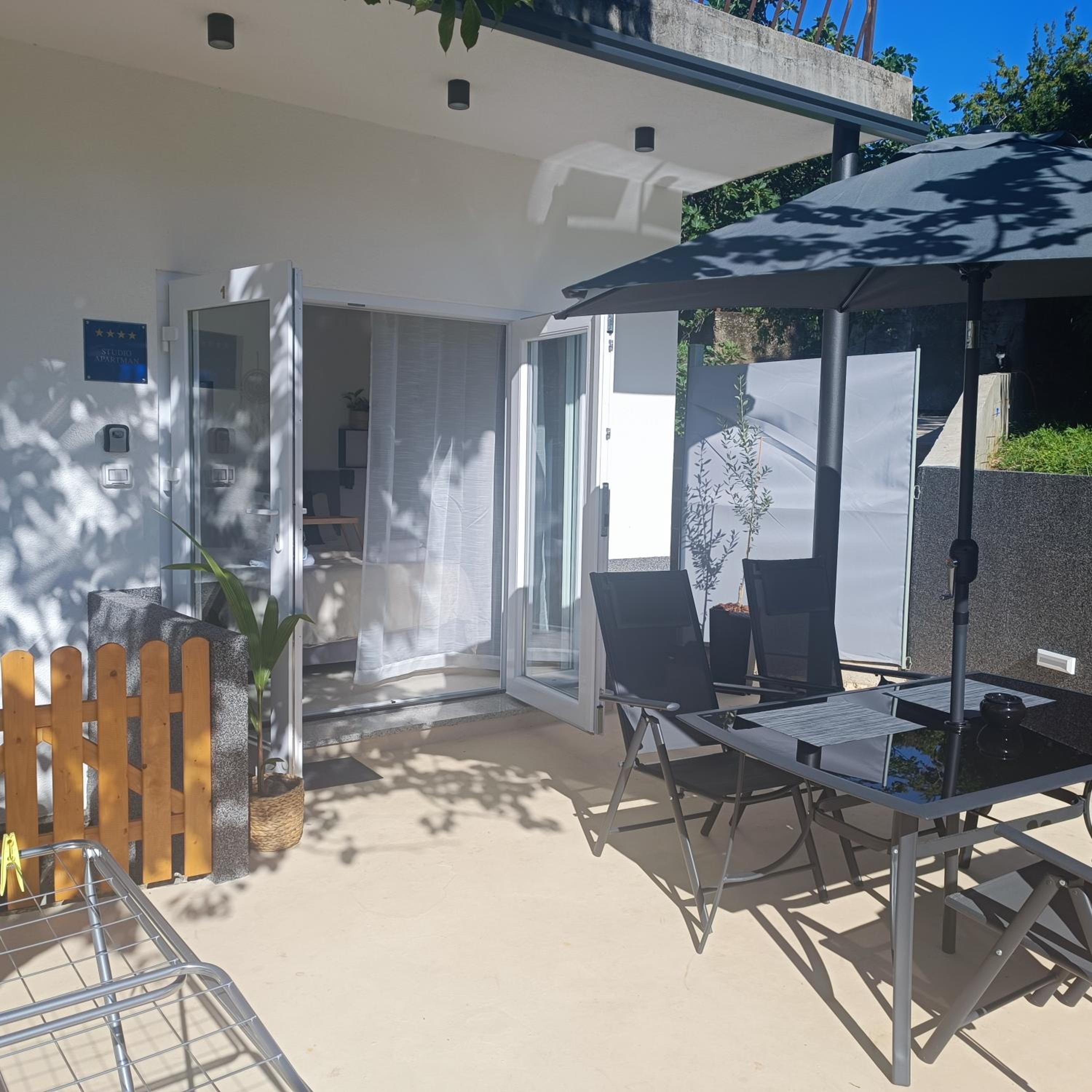 Cozy Studio Apartment with Terrace + Free Parking view 4