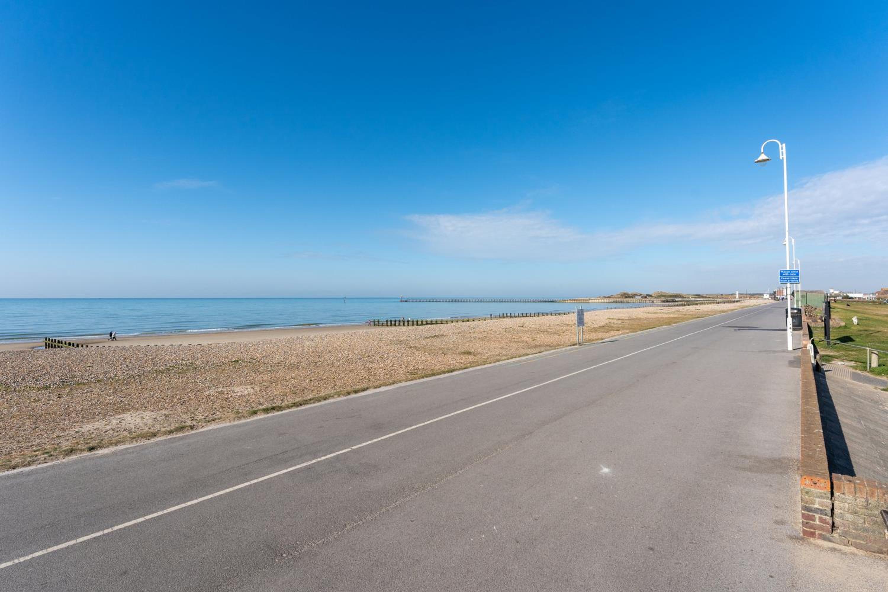 Tranquil 3BD Haven by the Sea in Littlehampton view 2