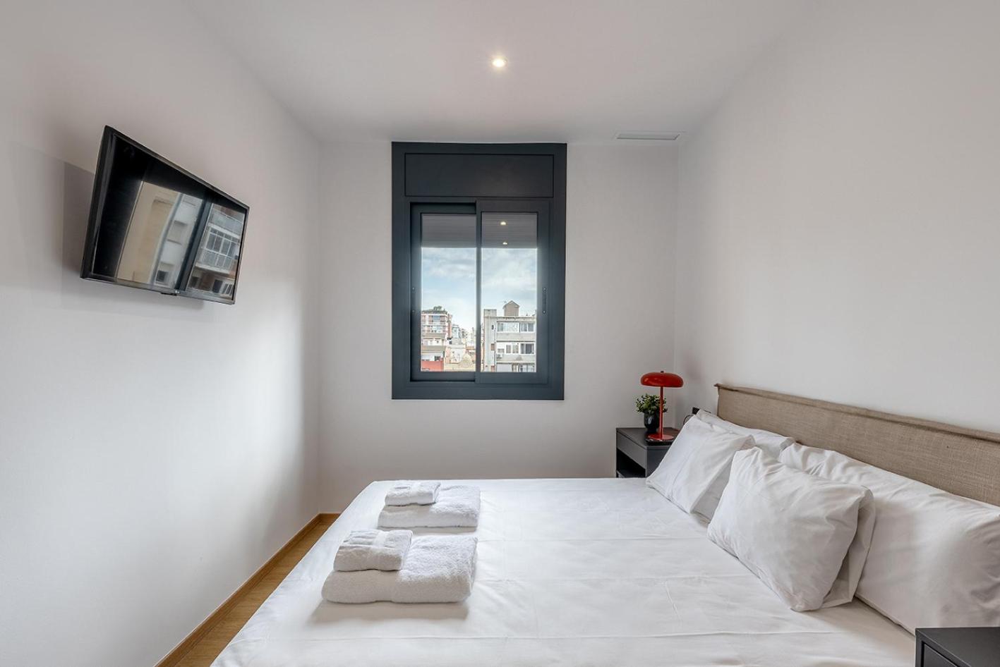 The White Flats Les Corts